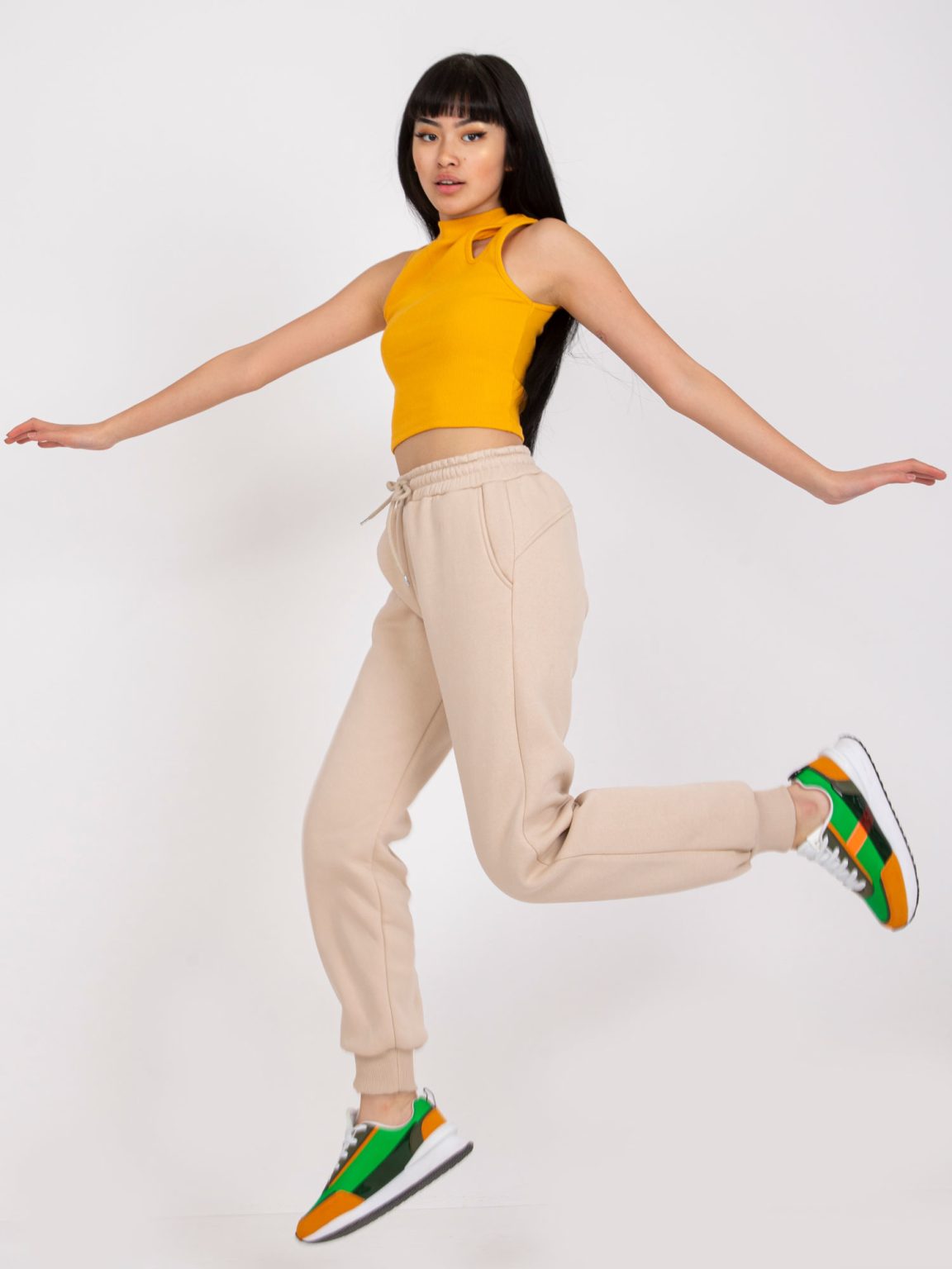 Hurtownia Beżowe spodnie dresowe basic slim fit Julia