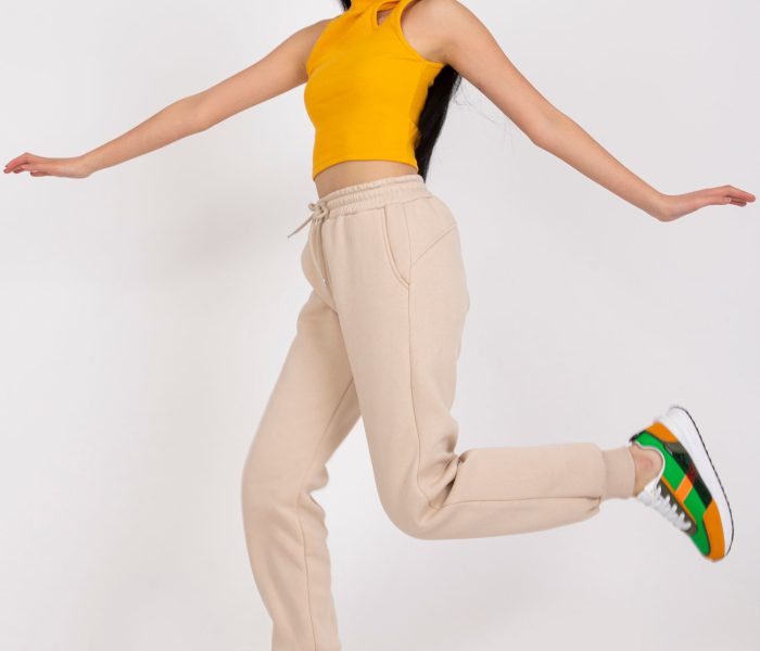 Hurtownia Beżowe spodnie dresowe basic slim fit Julia