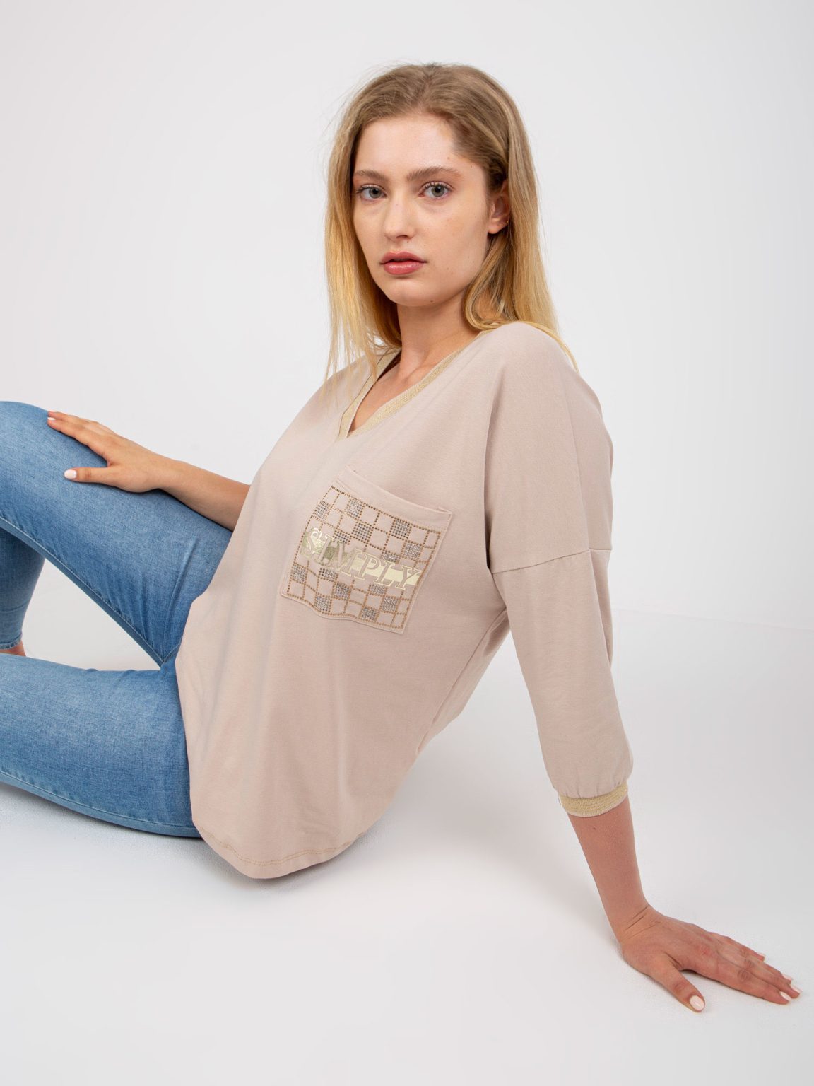 Hurtownia Beżowa bawełniana bluzka plus size z dekoltem V