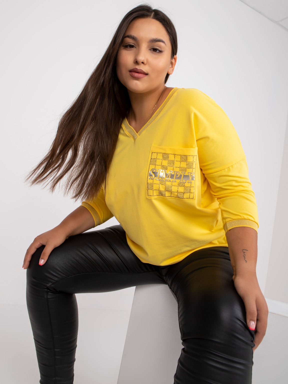 Hurtownia Żółta bawełniana bluzka plus size z ozdobną kieszenią