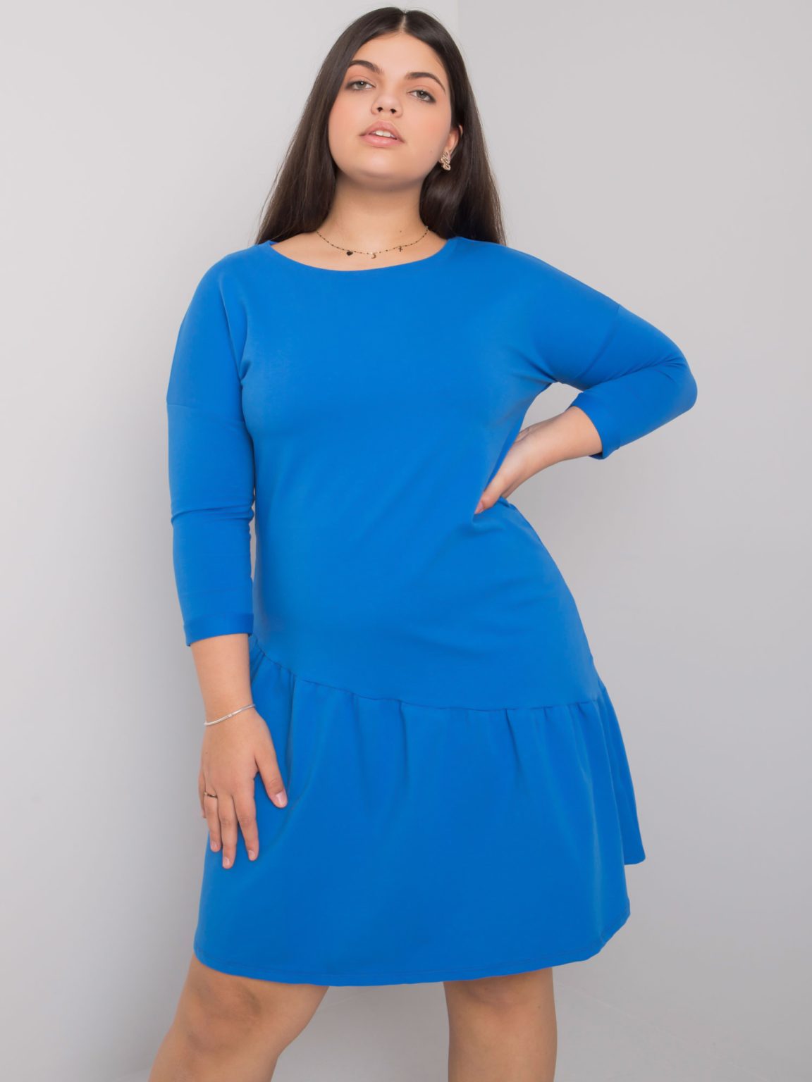 Hurtownia Ciemnoniebieska sukienka plus size z falbaną Linda