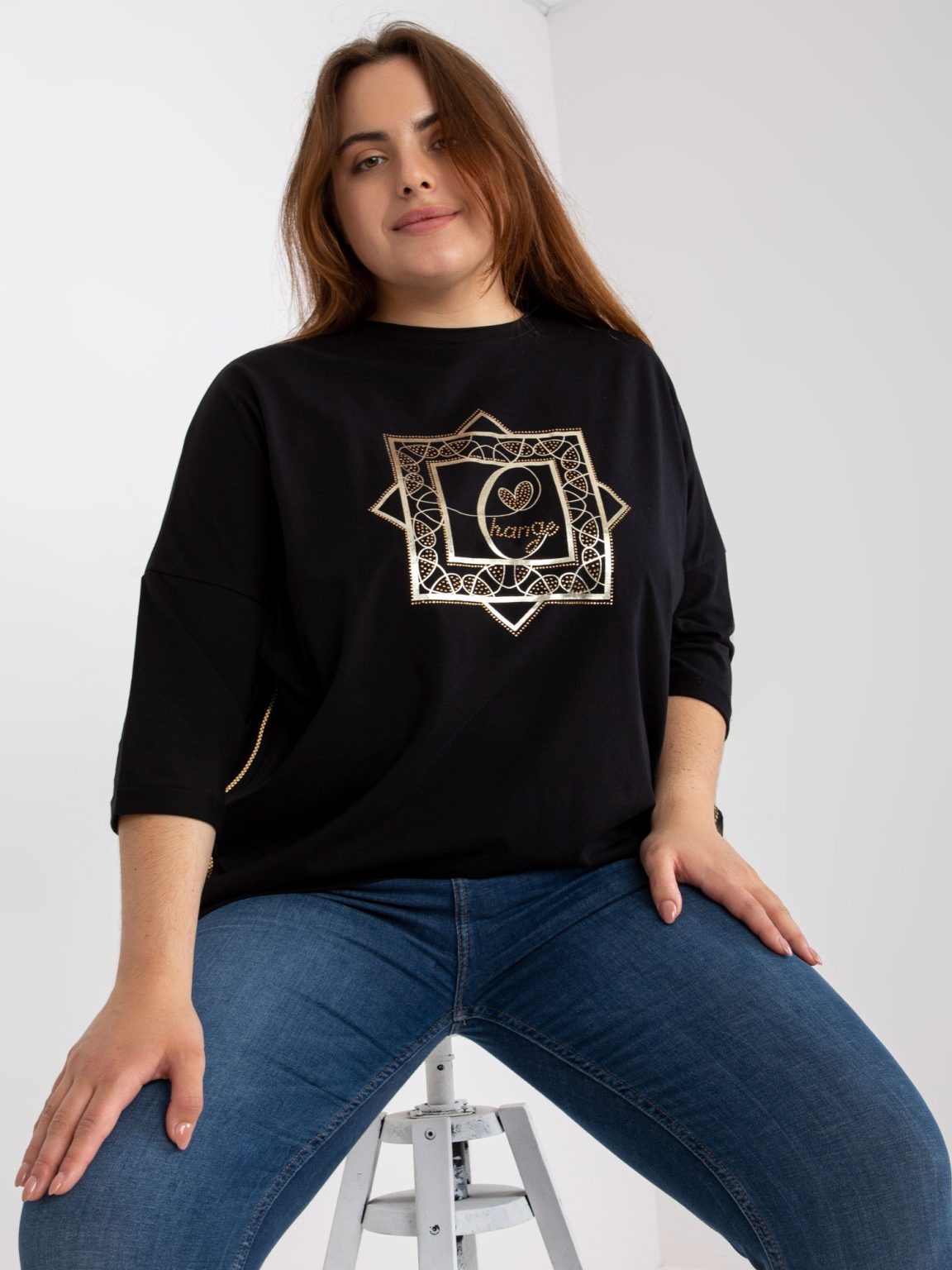 Hurtownia Czarna bluzka plus size ze złotym nadrukiem