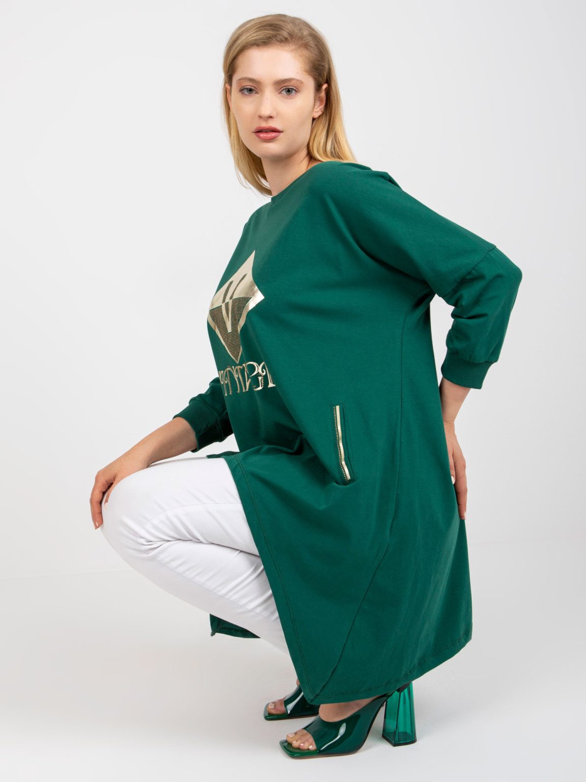 Hurtownia Ciemnozielona bluzka plus size ze złotym nadrukiem