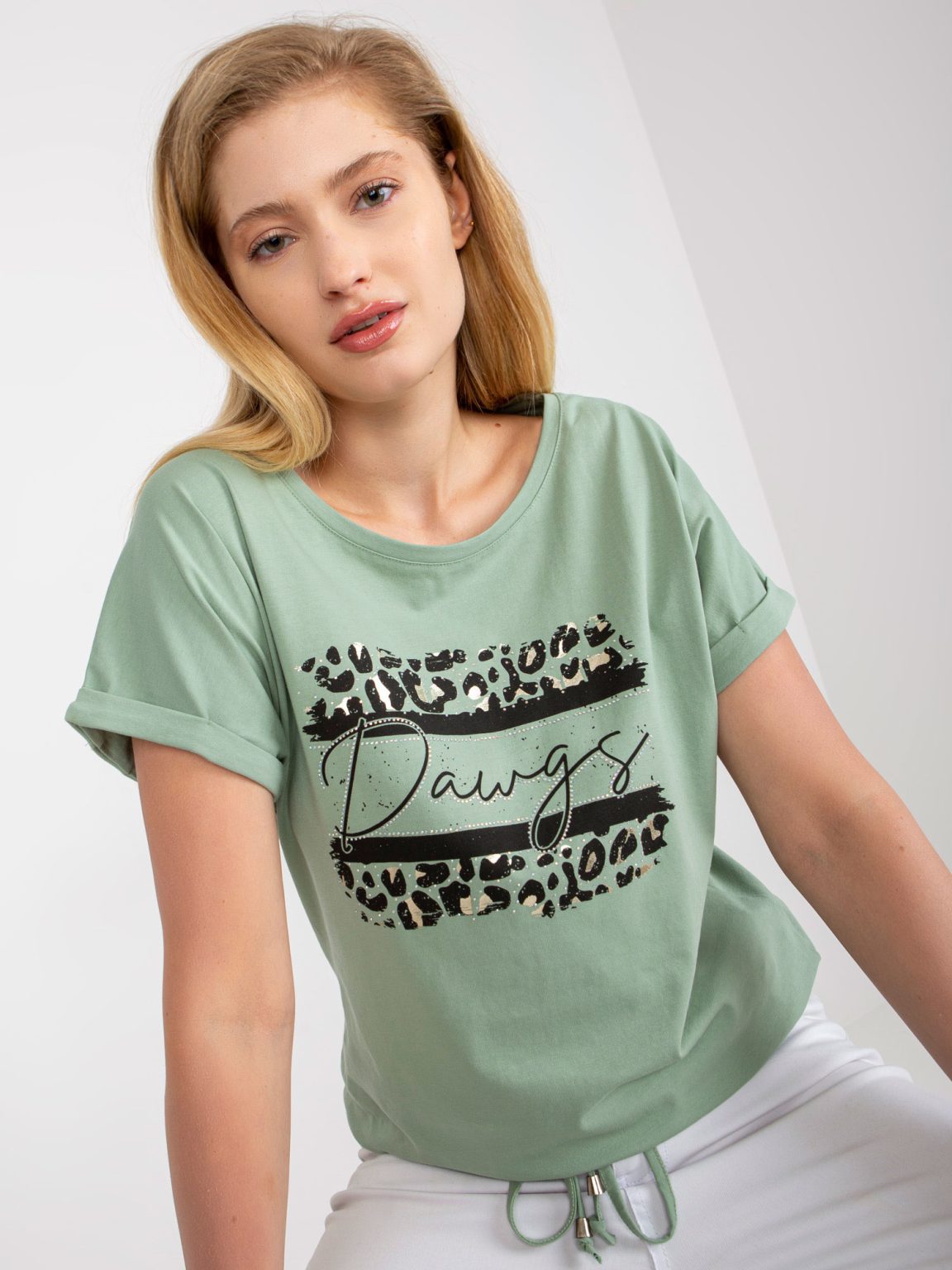 Hurtownia Pistacjowy bawełniany t-shirt plus size z aplikacją z dżetów