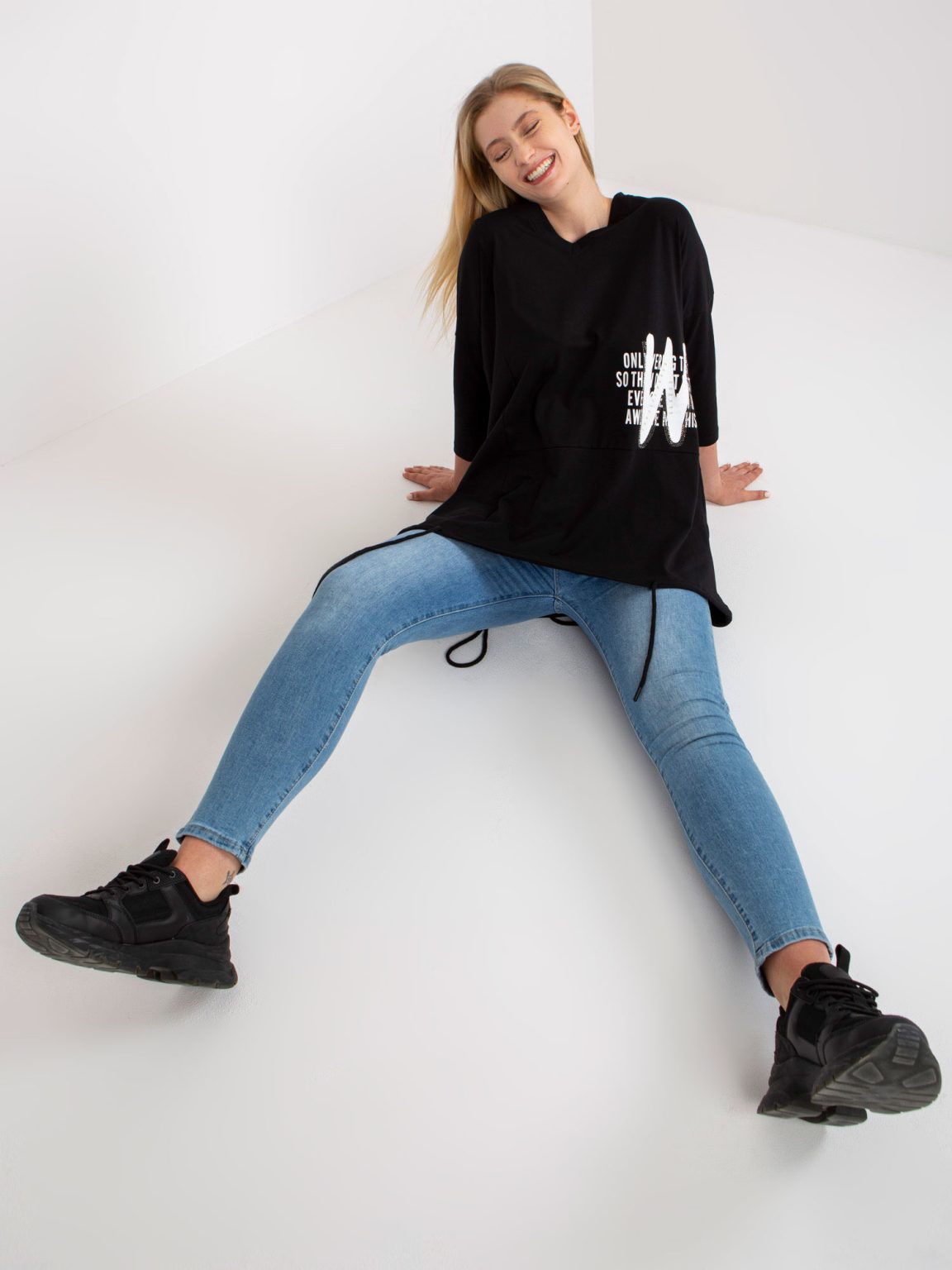 Hurtownia Czarna luźna bluzka plus size z bawełny
