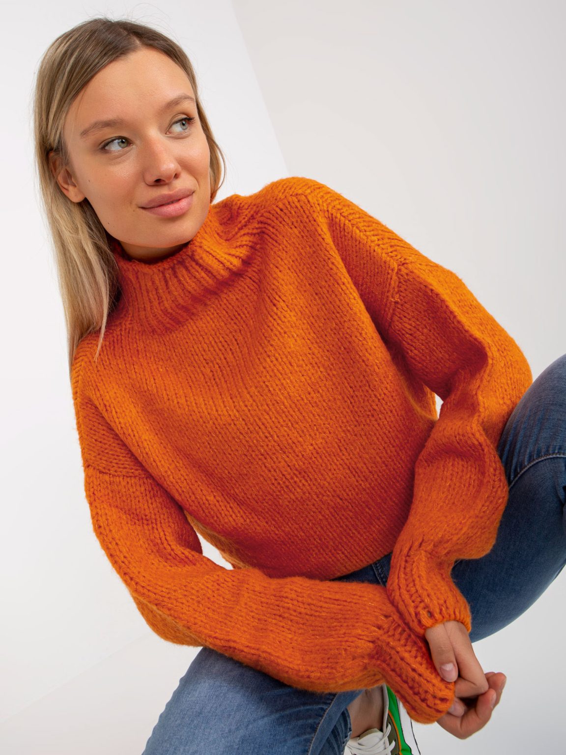 Hurtownia Ciemnopomarańczowy sweter z golfem oversize Ariana RUE PARIS