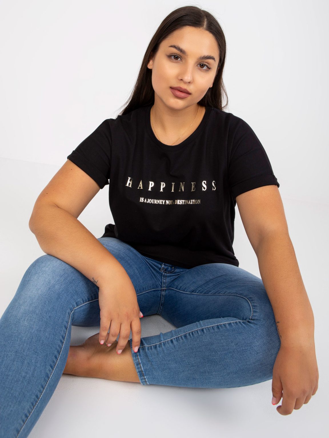 Hurtownia Czarny t-shirt plus size ze złotym nadrukiem