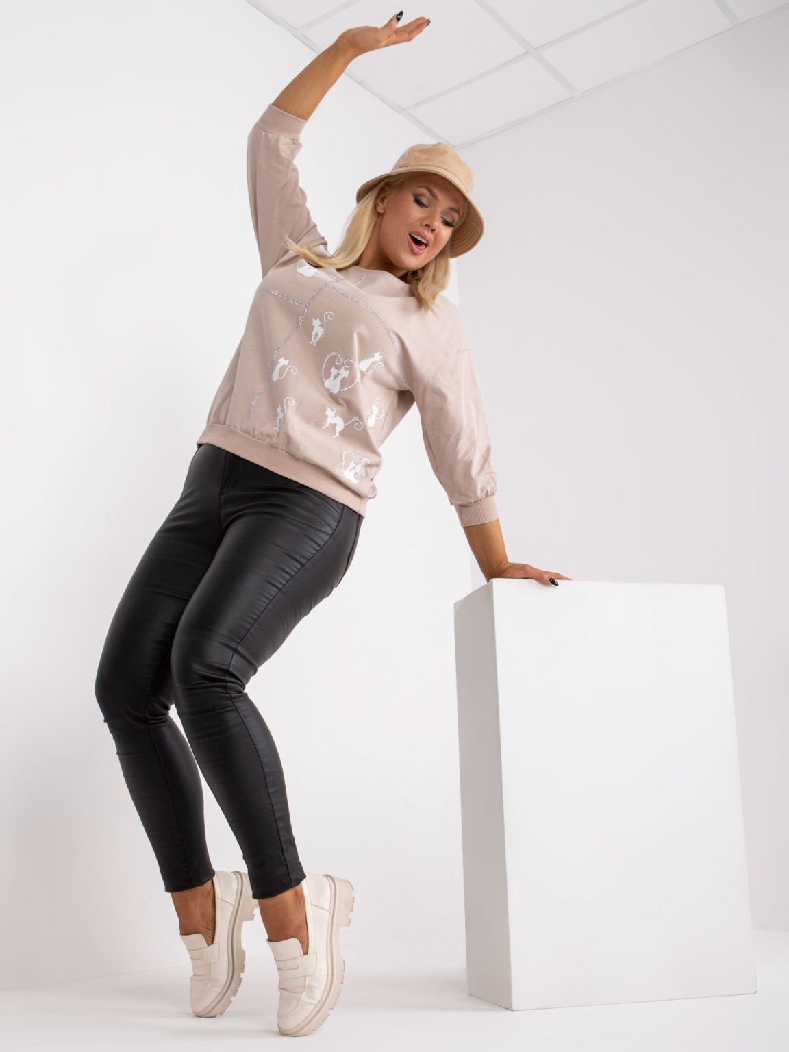 Hurtownia Jasnobeżowa bluzka plus size z nadrukiem Margeret