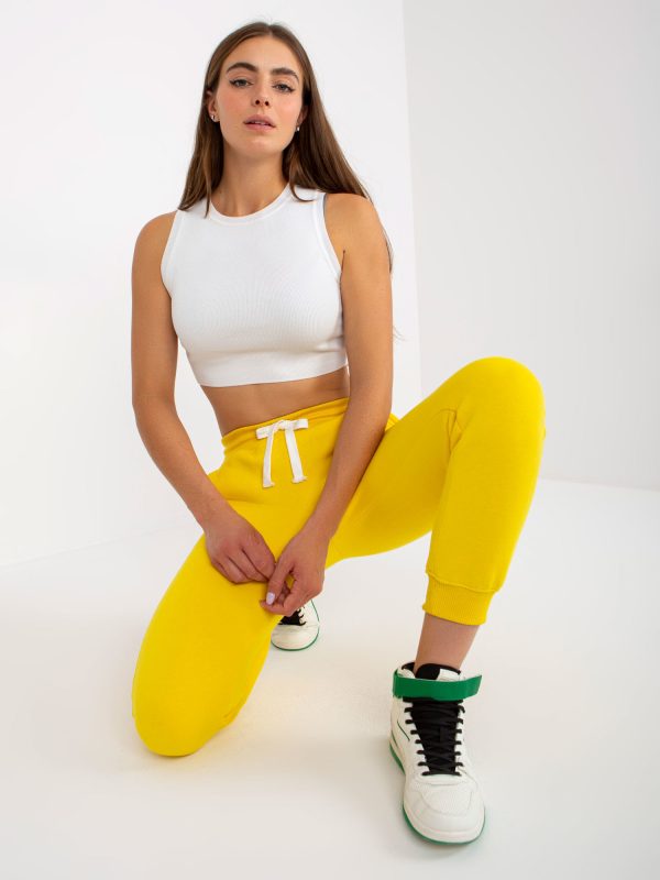 Hurtownia Żółte gładkie spodnie dresowe jogger z kieszeniami