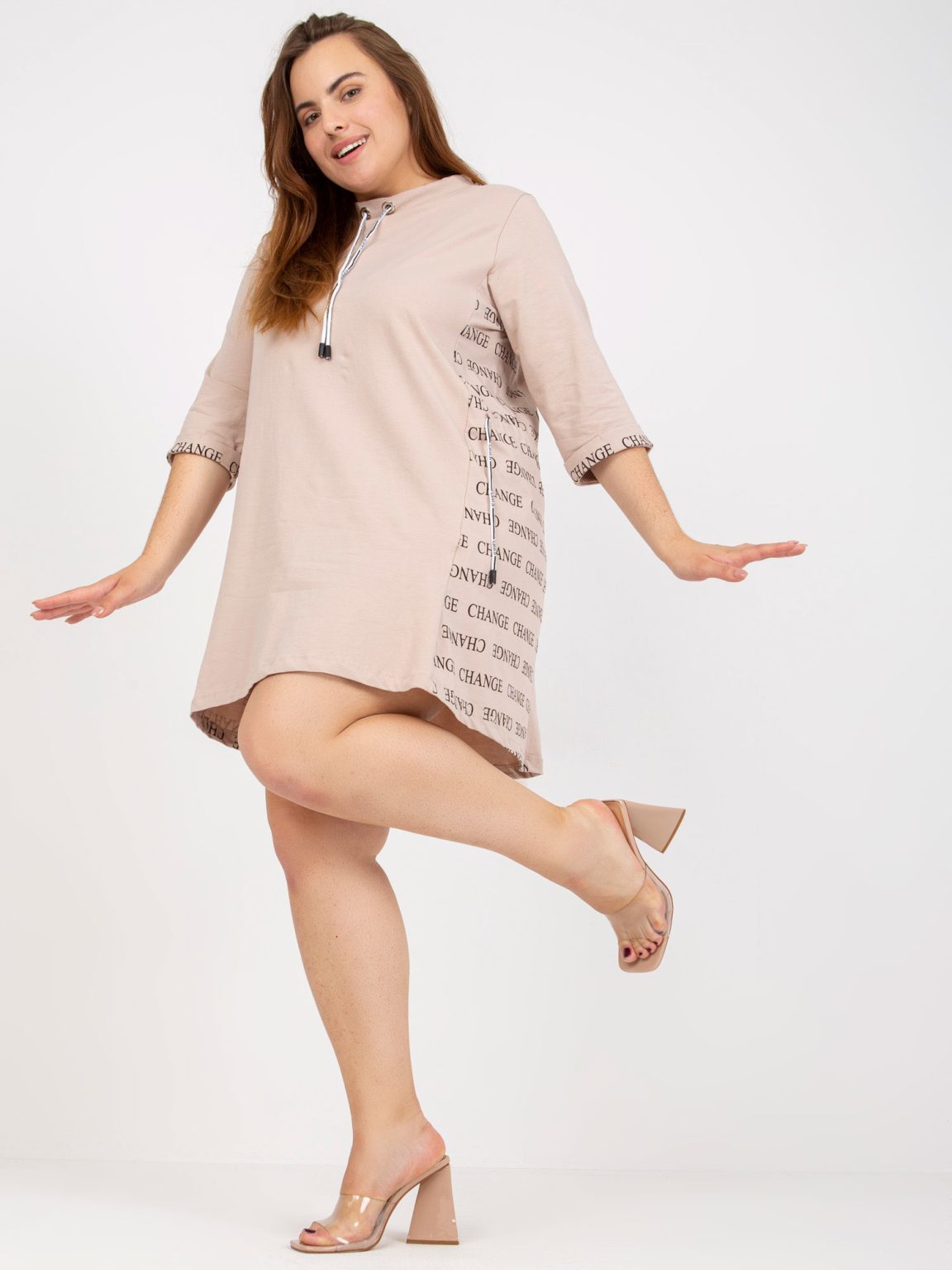 Hurtownia Beżowa mini sukienka plus size z nadrukiem