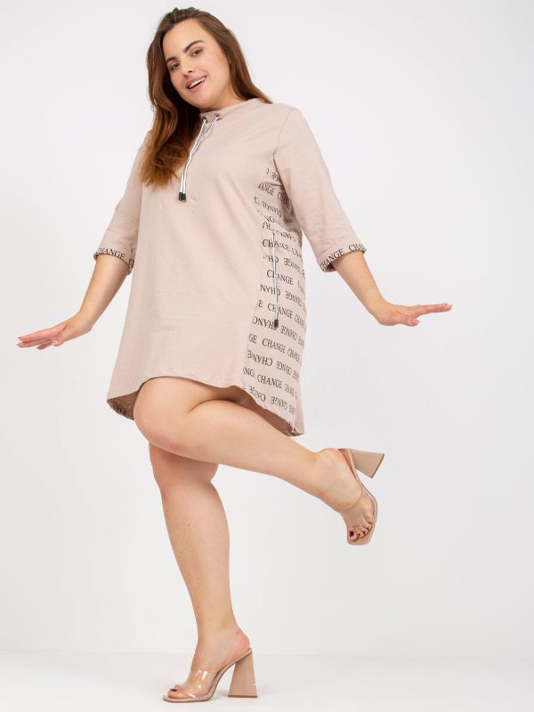 Hurtownia Beżowa mini sukienka plus size z nadrukiem