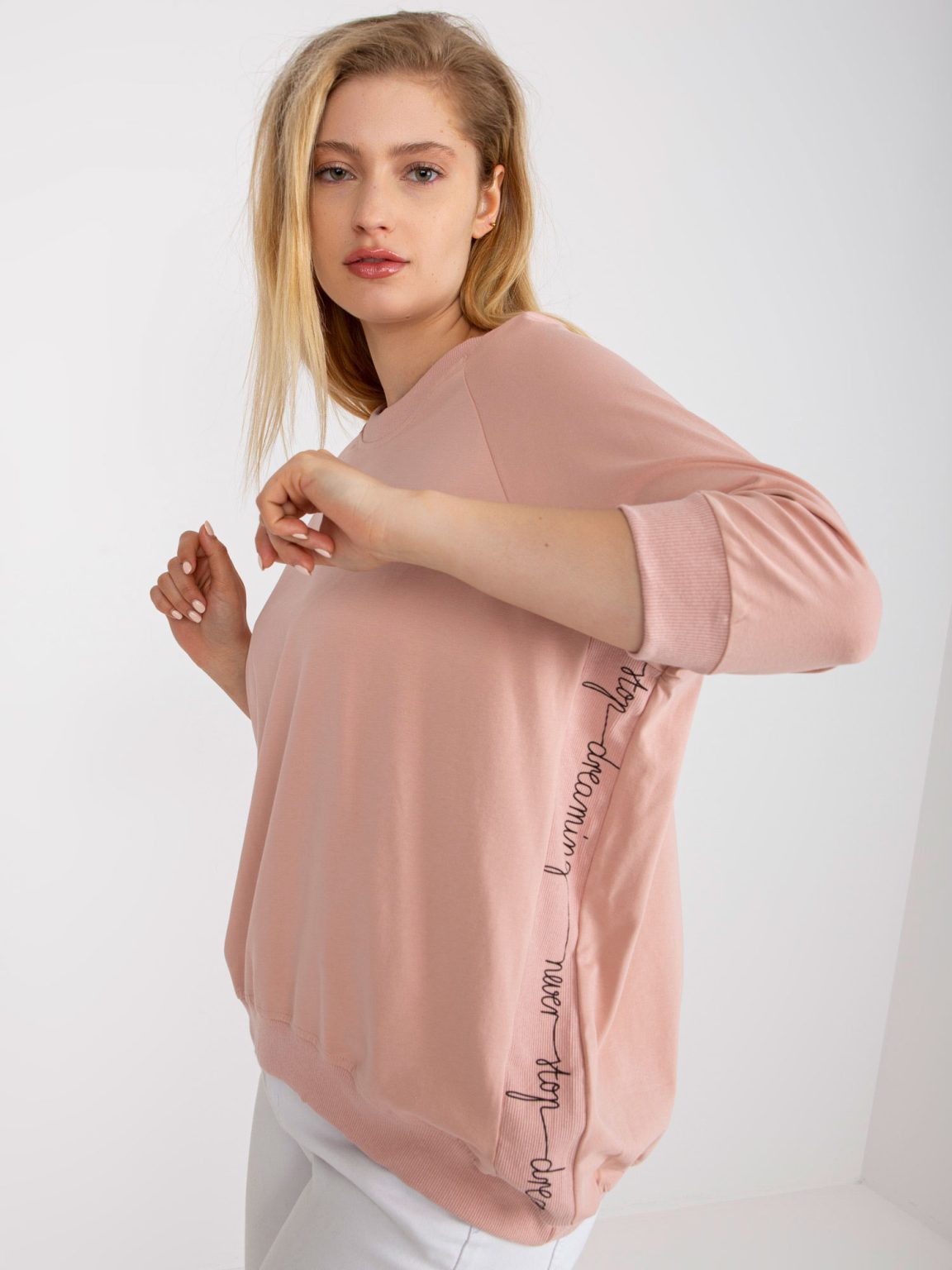 Hurtownia Brudnoróżowa bluzka plus size z okrągłym dekoltem