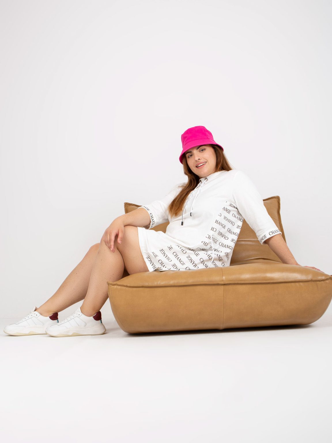 Hurtownia Biała mini sukienka plus size z napisami