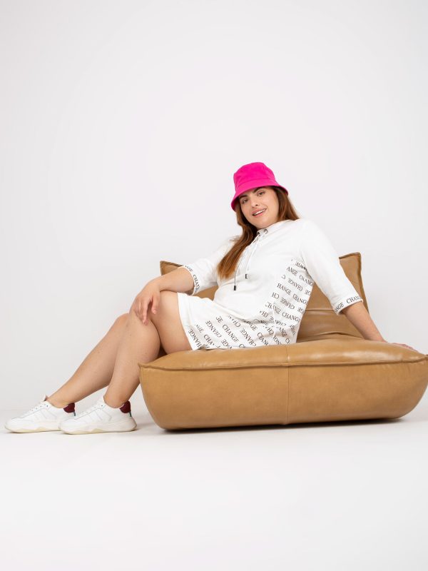 Hurtownia Biała mini sukienka plus size z napisami