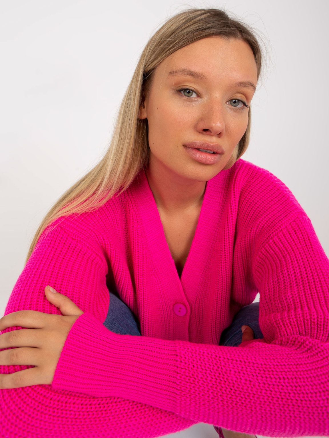 Hurtownia Fluo różowy sweter rozpinany z dekoltem w serek RUE PARIS