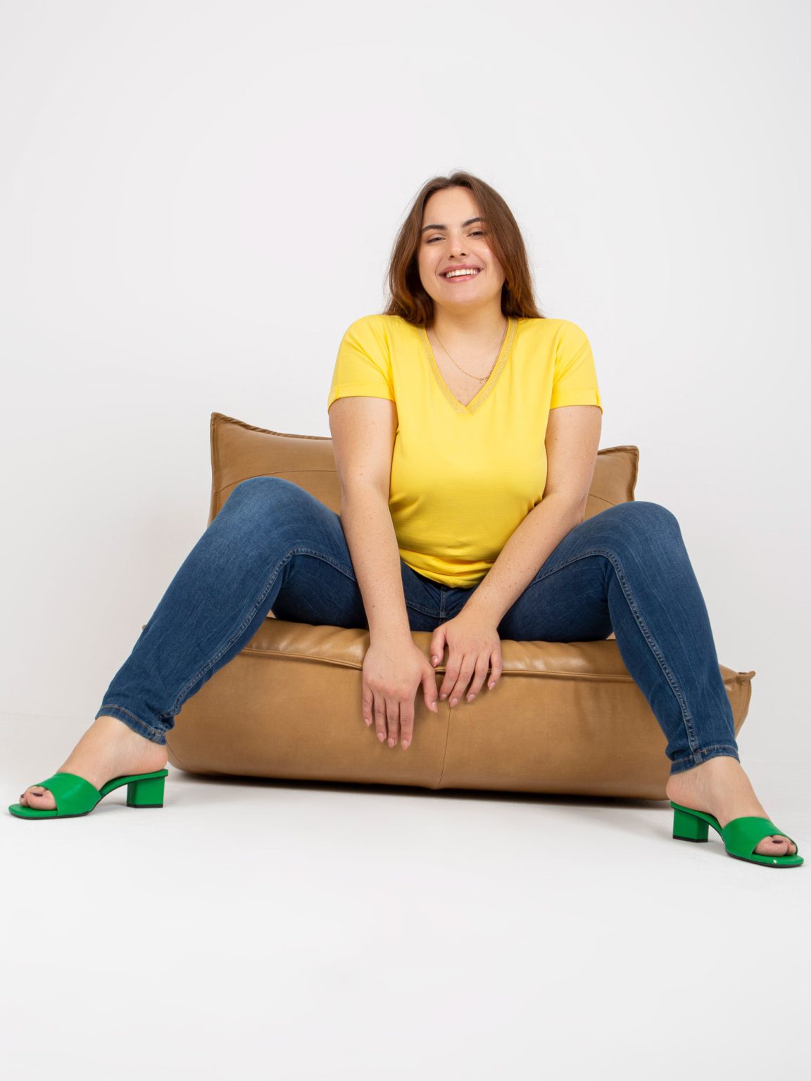 Hurtownia Żółty t-shirt plus size z dekoltem w serek