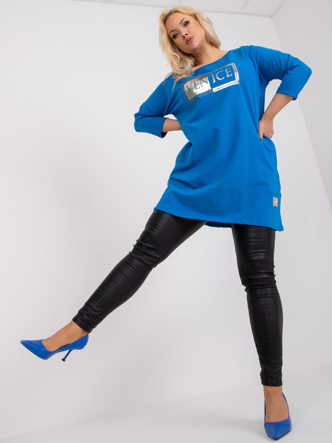 Hurtownia Ciemnoniebieska tunika plus size ze złotą aplikacją