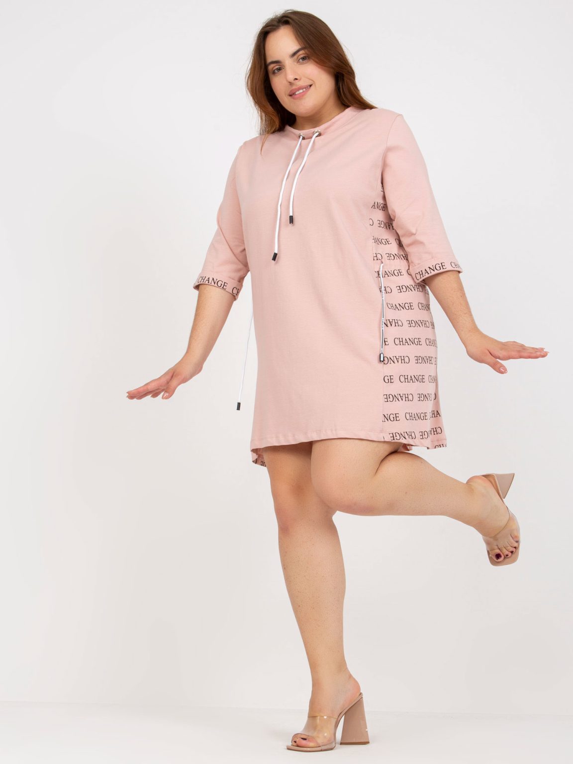 Hurtownia Brudnoróżowa dresowa sukienka plus size z bawełny