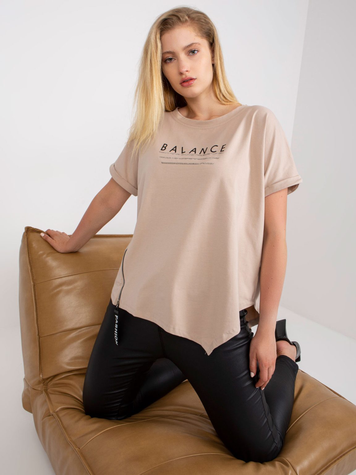 Hurtownia Beżowy t-shirt plus size z napisem i aplikacją