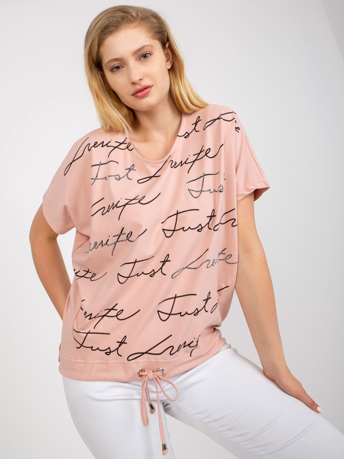 Hurtownia Brudnoróżowy bawełniany t-shirt plus size z napisami