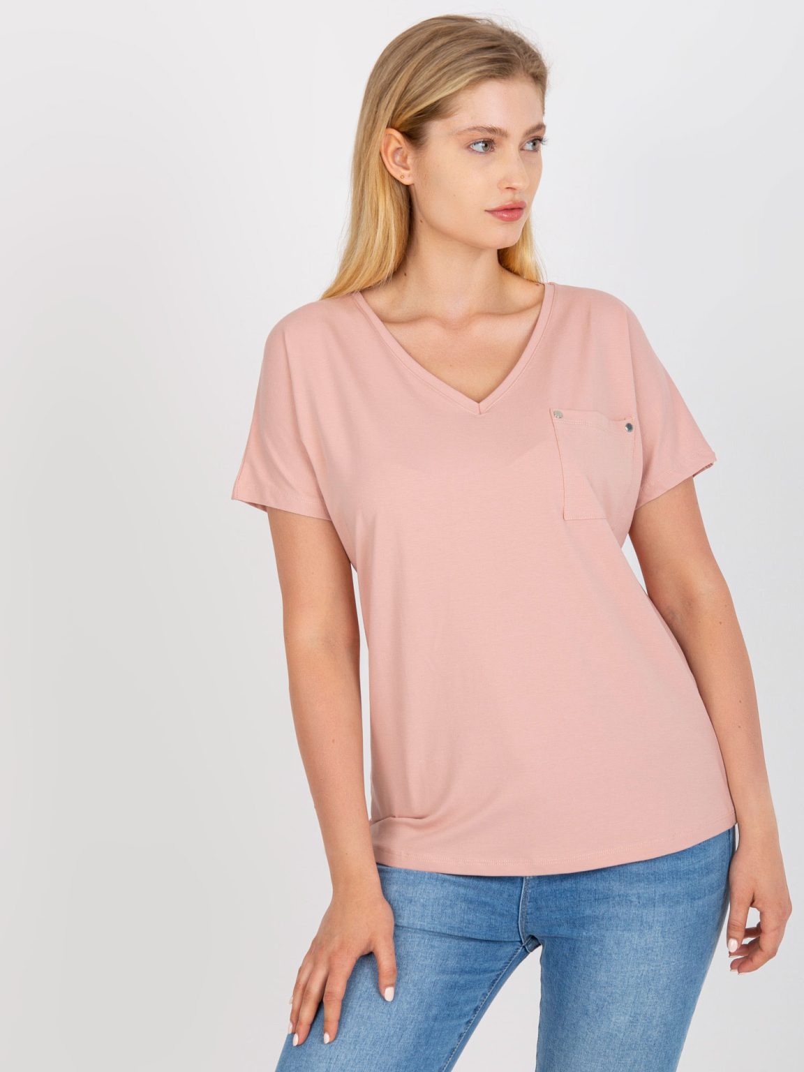 Hurtownia Brudnoróżowy t-shirt plus size z dekoltem w serek
