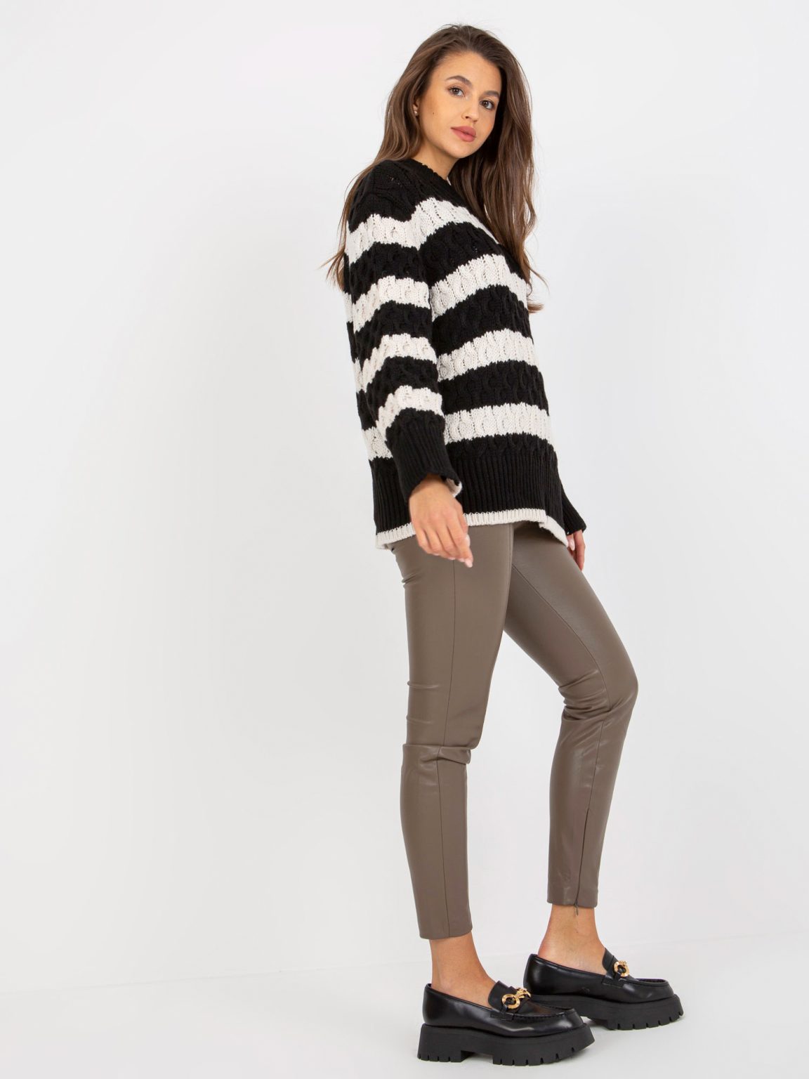 Hurtownia Czarno-ecru dzianinowy sweter oversize w paski