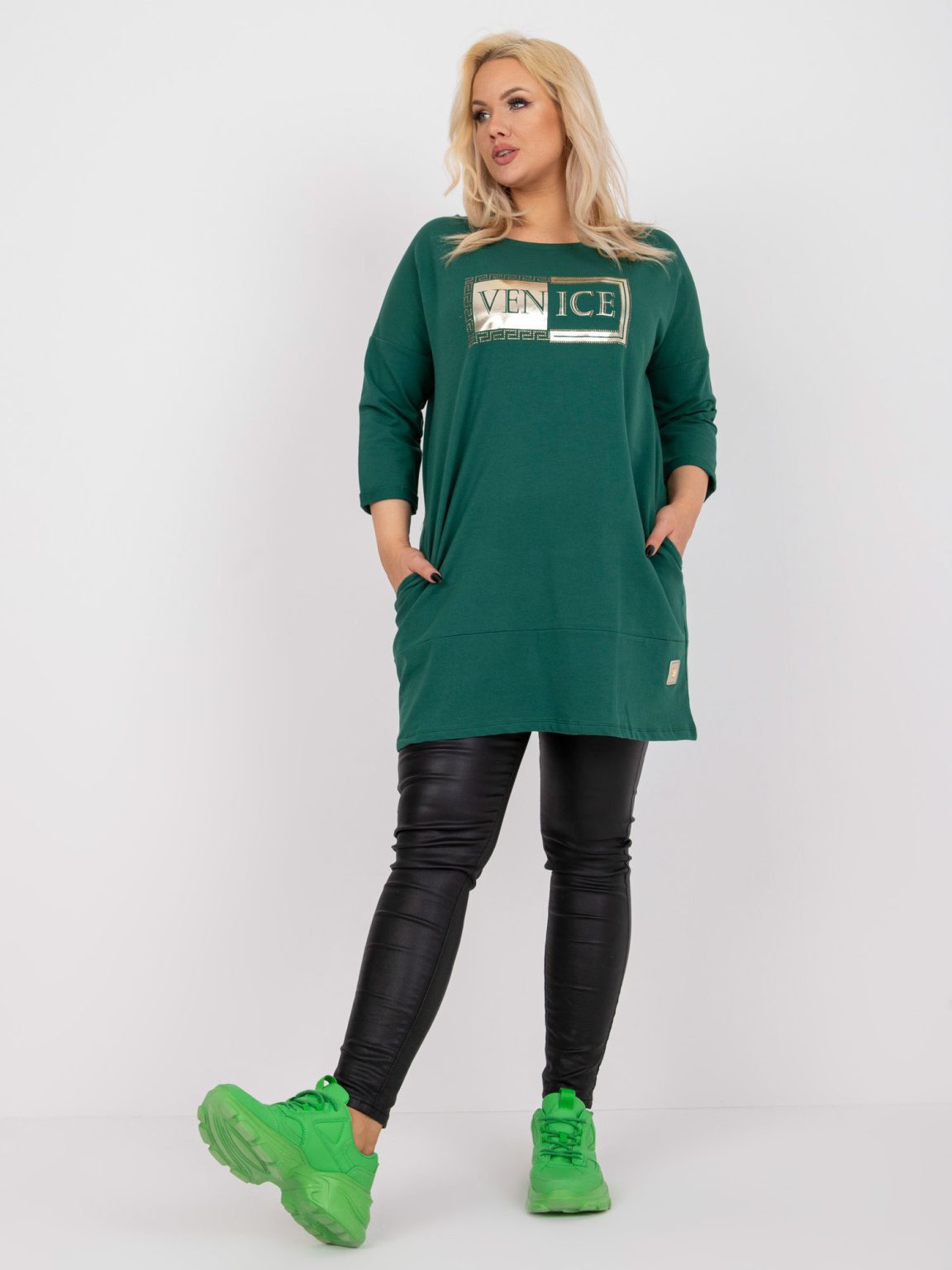 Hurtownia Ciemnozielona tunika plus size z nadrukiem