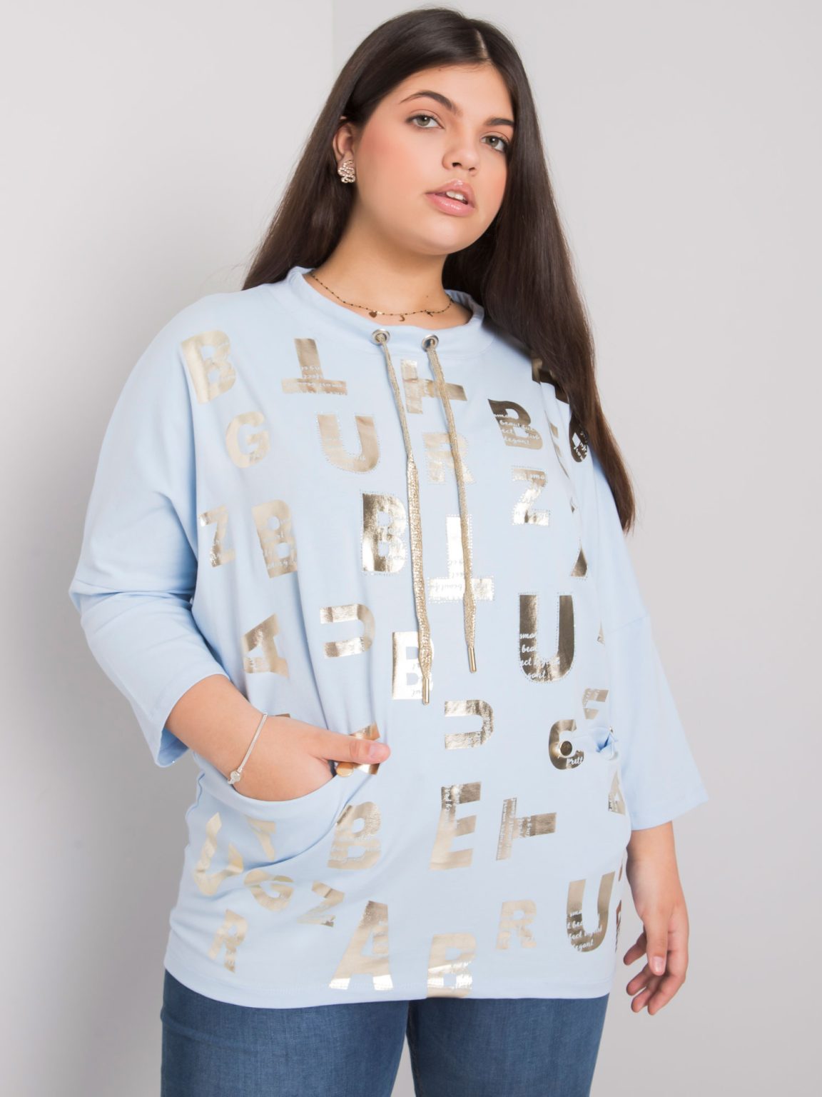 Hurtownia Jasnoniebieska bluzka plus size z nadrukiem Keziah
