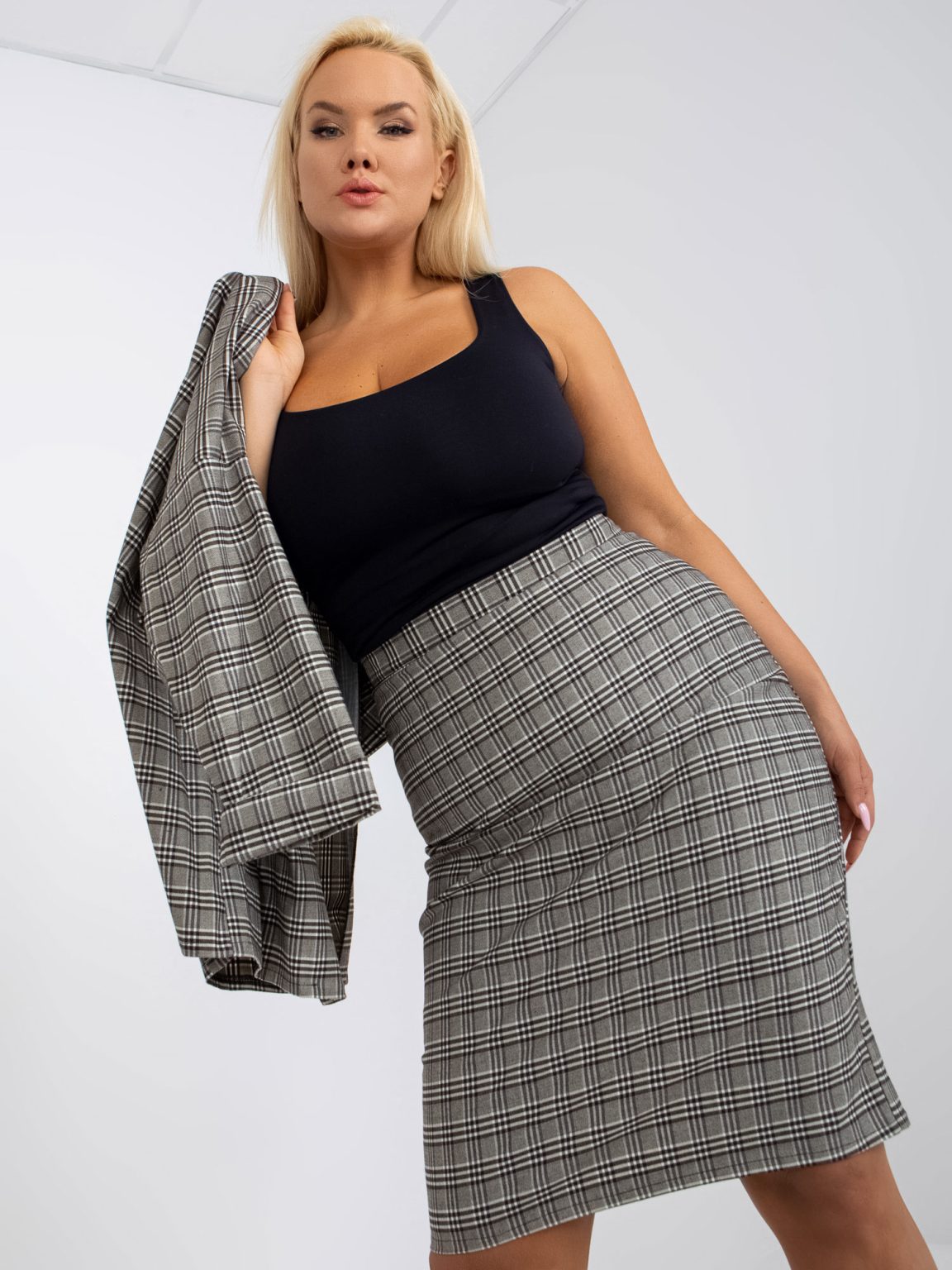 Hurtownia Szara ołówkowa spódnica plus size w kratę