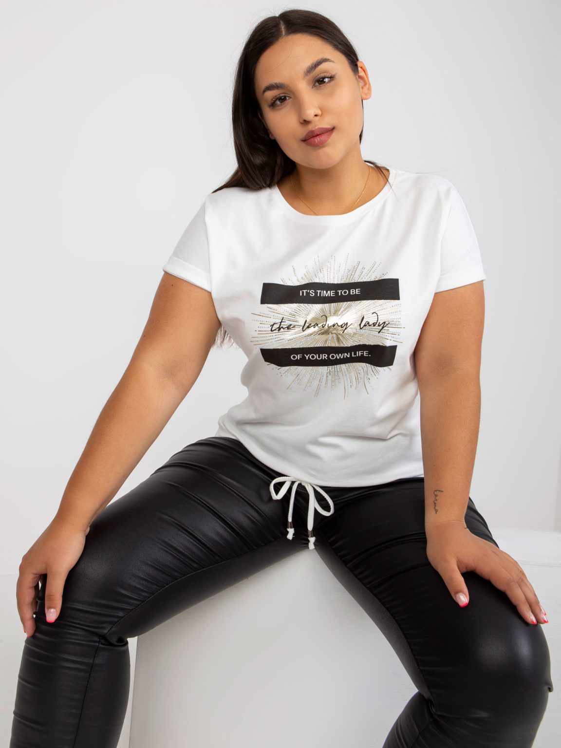 Hurtownia Biały t-shirt plus size z aplikacją i nadrukiem