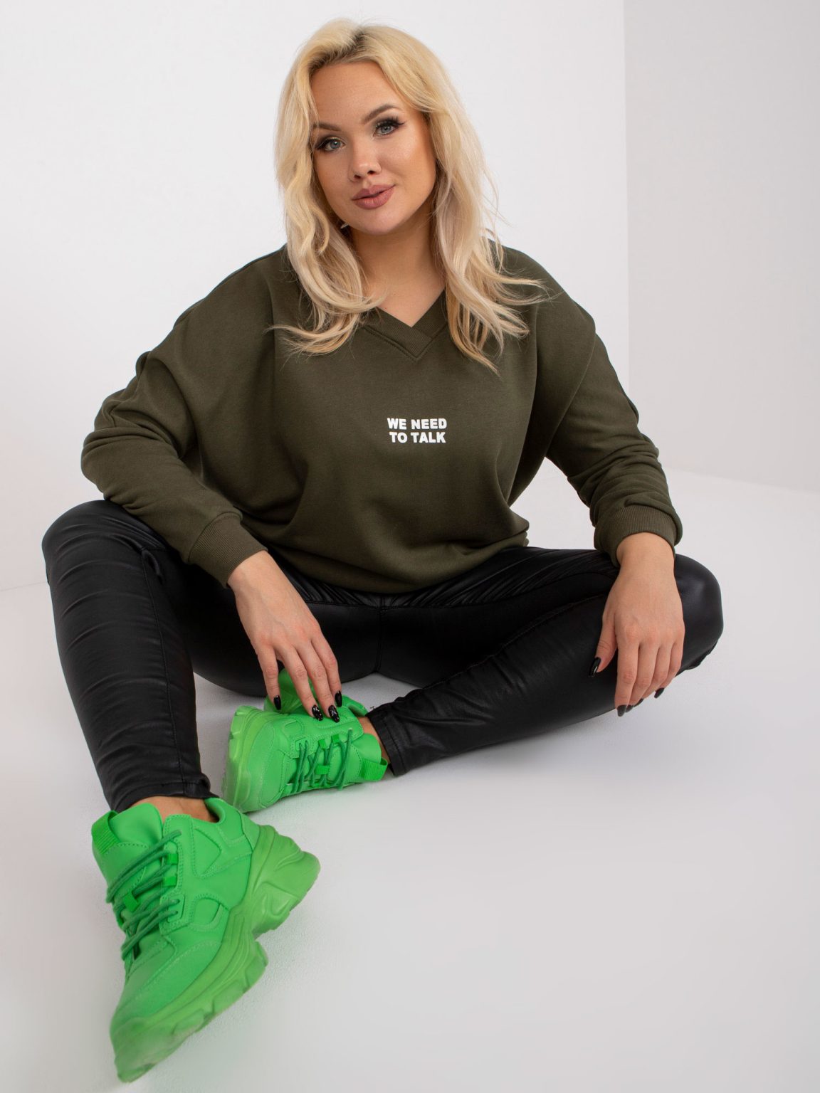 Hurtownia Khaki dresowa tunika plus size z napisem Raella