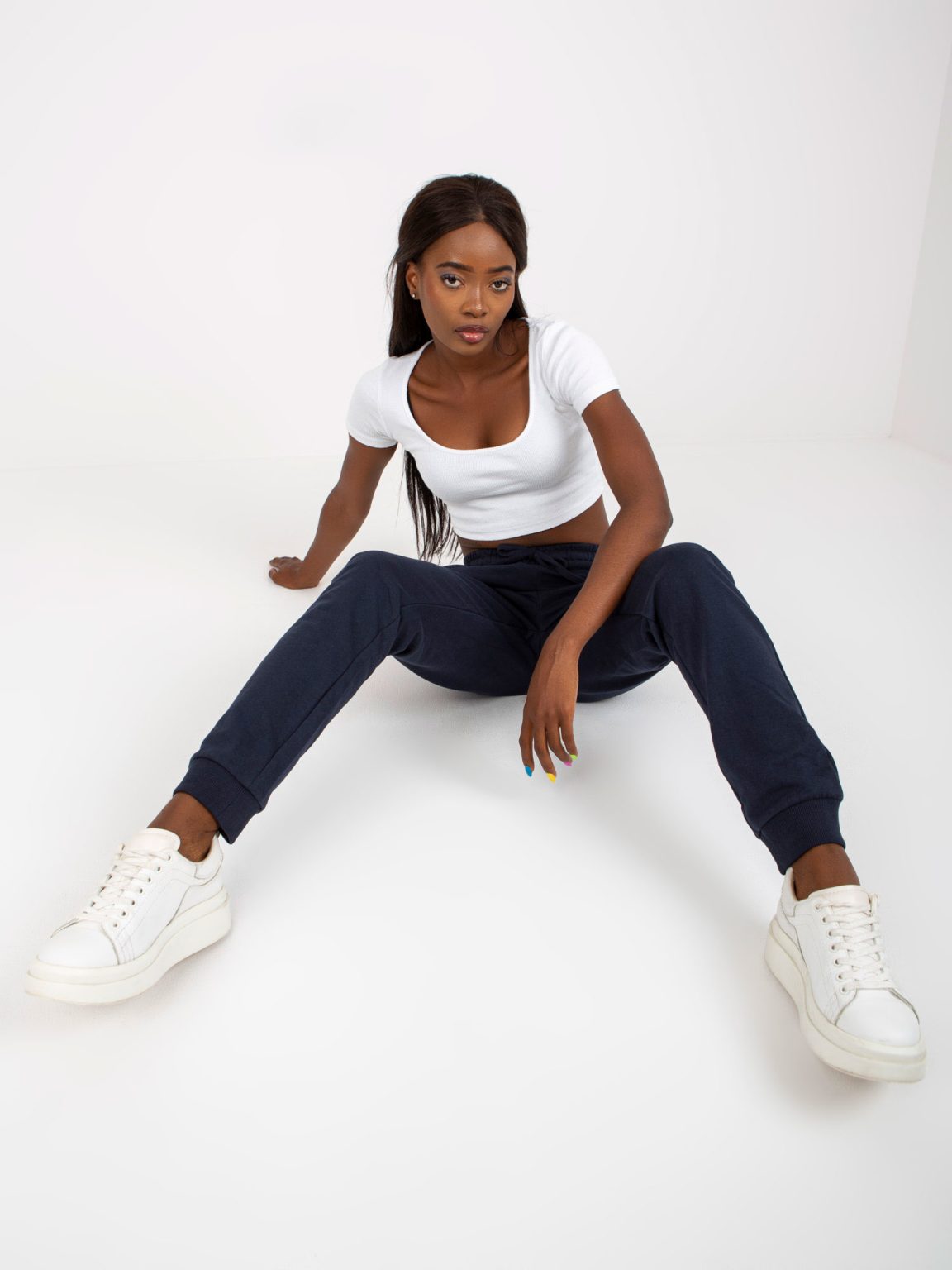 Hurtownia Granatowe dresowe spodnie joggery basic
