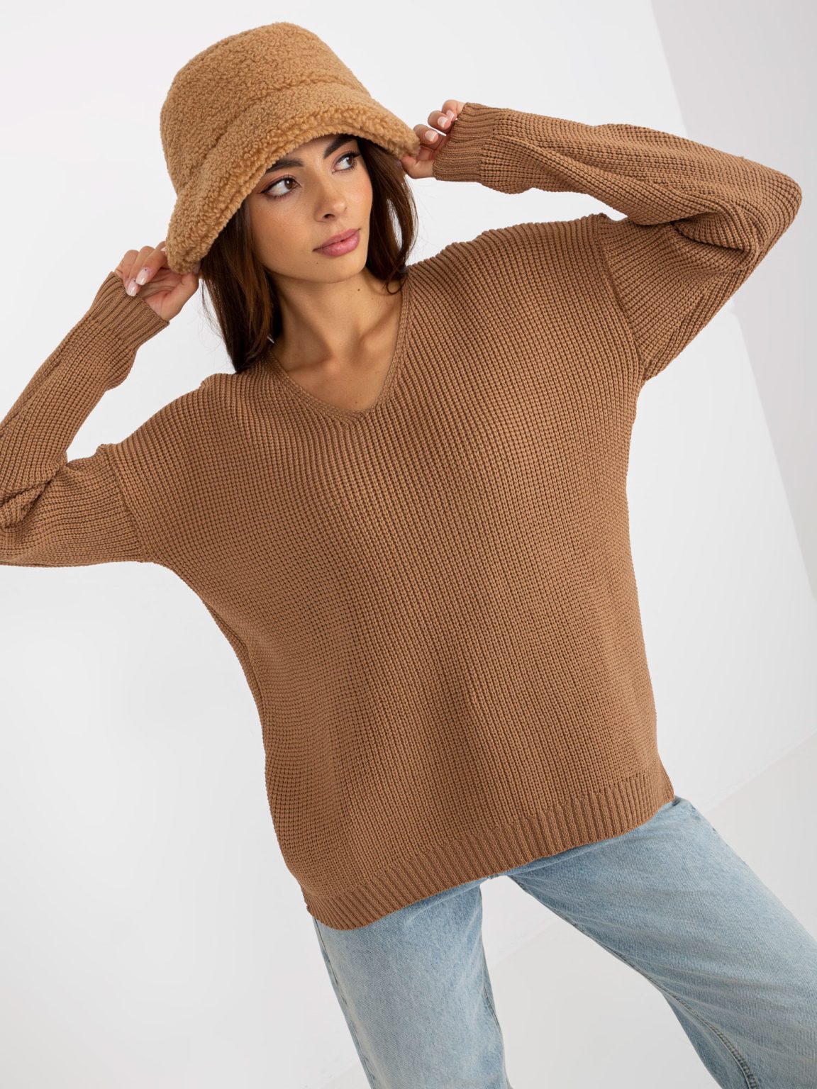 Hurtownia Camelowy asymetryczny sweter oversize z dzianiny