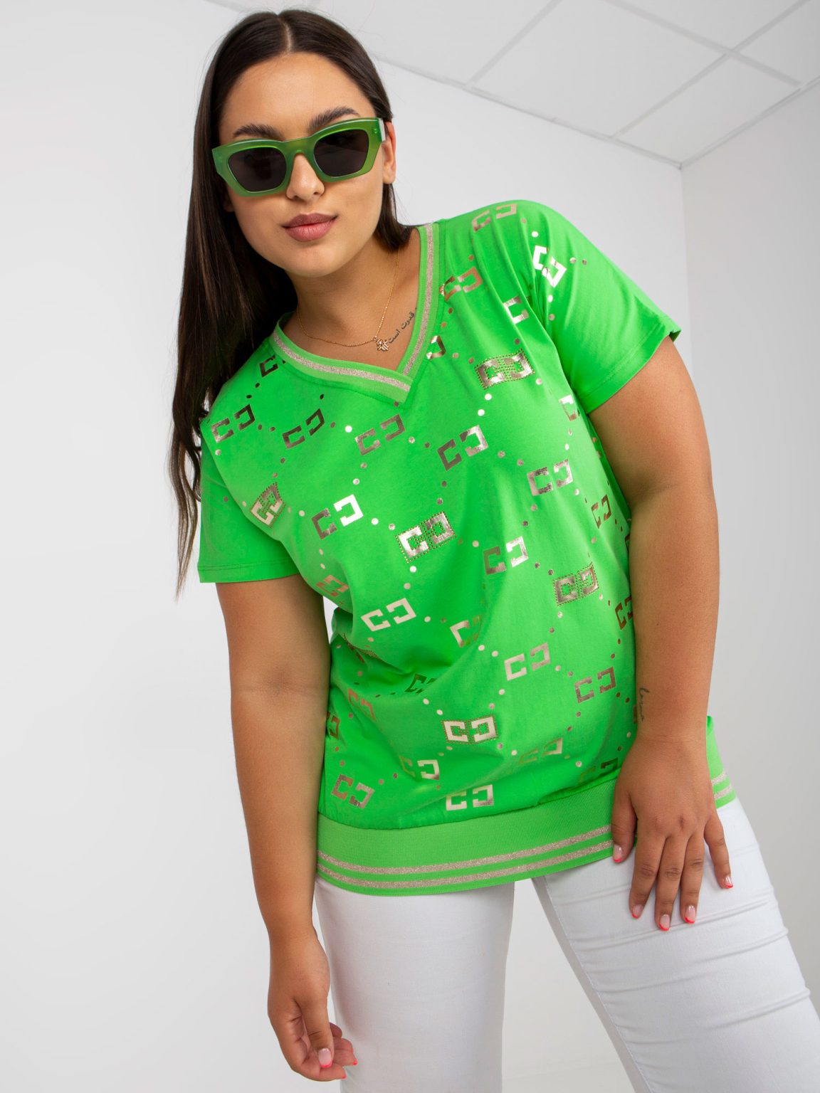 Hurtownia Zielona bawełniana bluzka plus size z dekoltem w serek