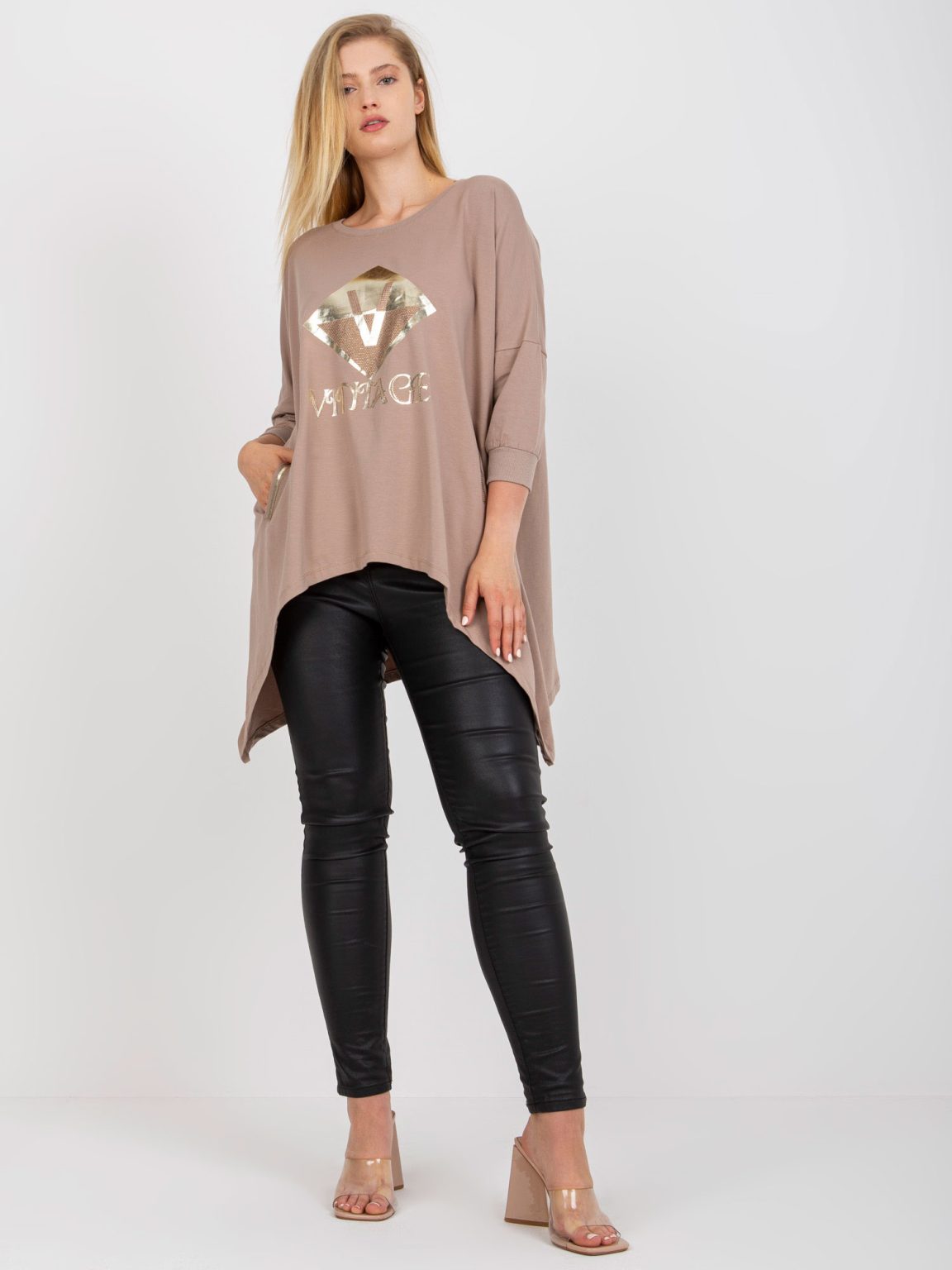 Hurtownia Ciemnobeżowa bluzka plus size z kieszeniami
