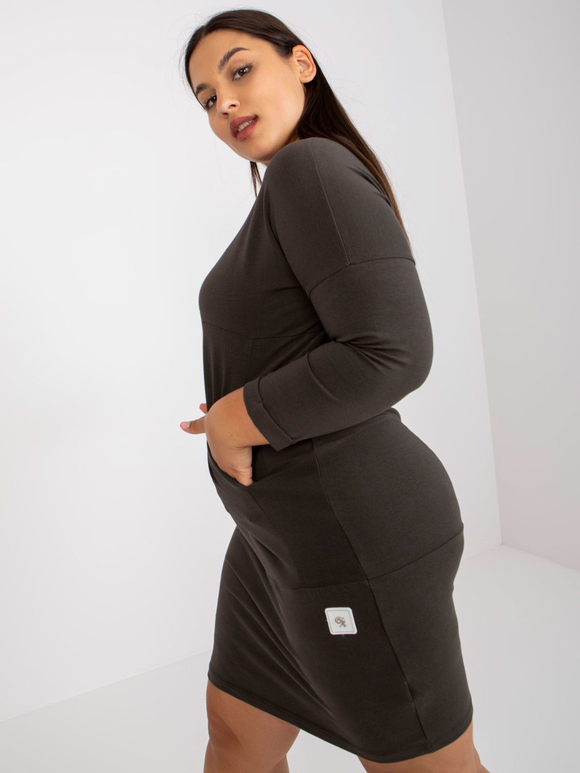 Hurtownia Khaki gładka tunika plus size w stylu sportowym Jana