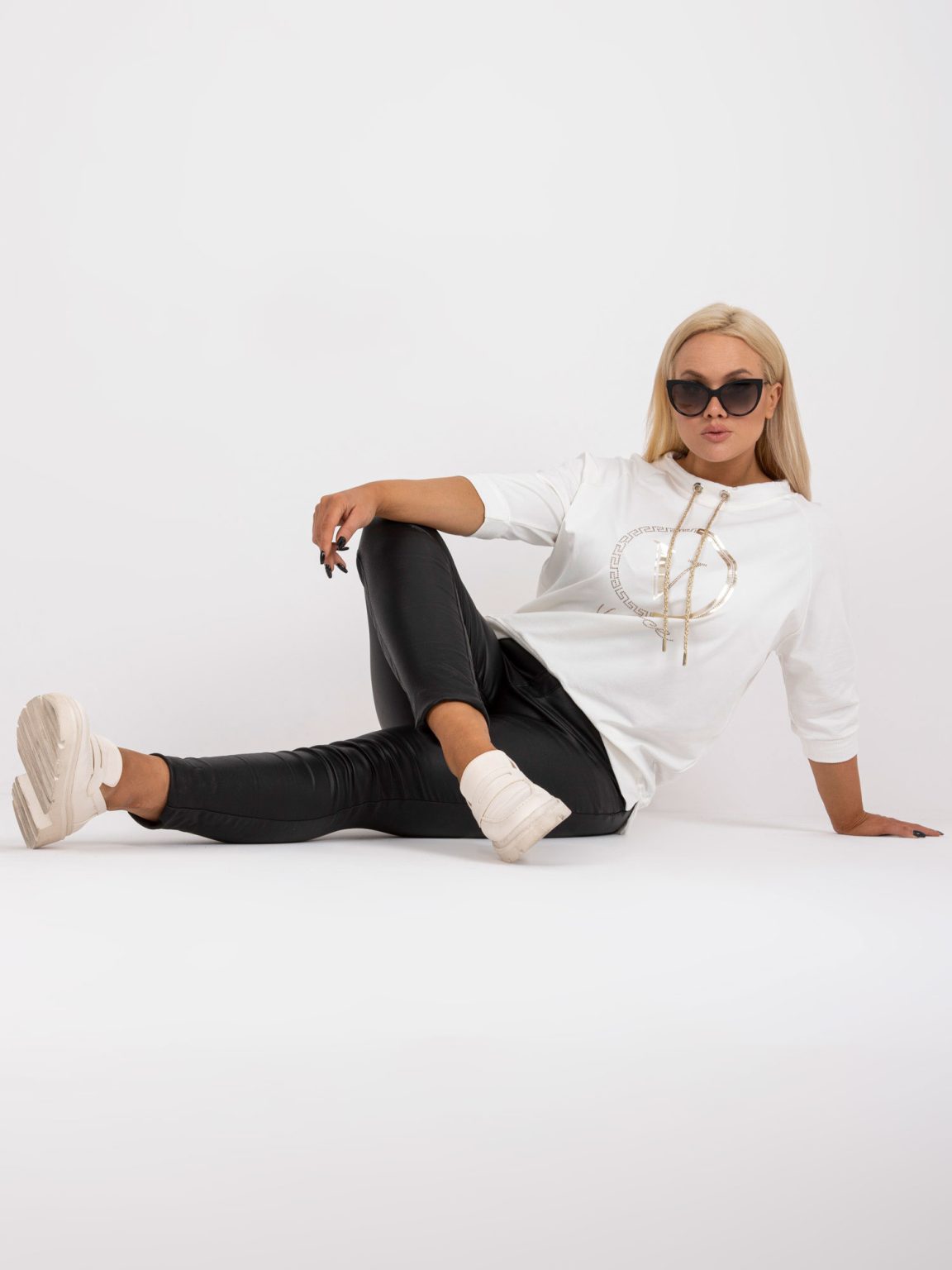 Hurtownia Ecru bawełniana bluzka plus size z ozdobną aplikacją