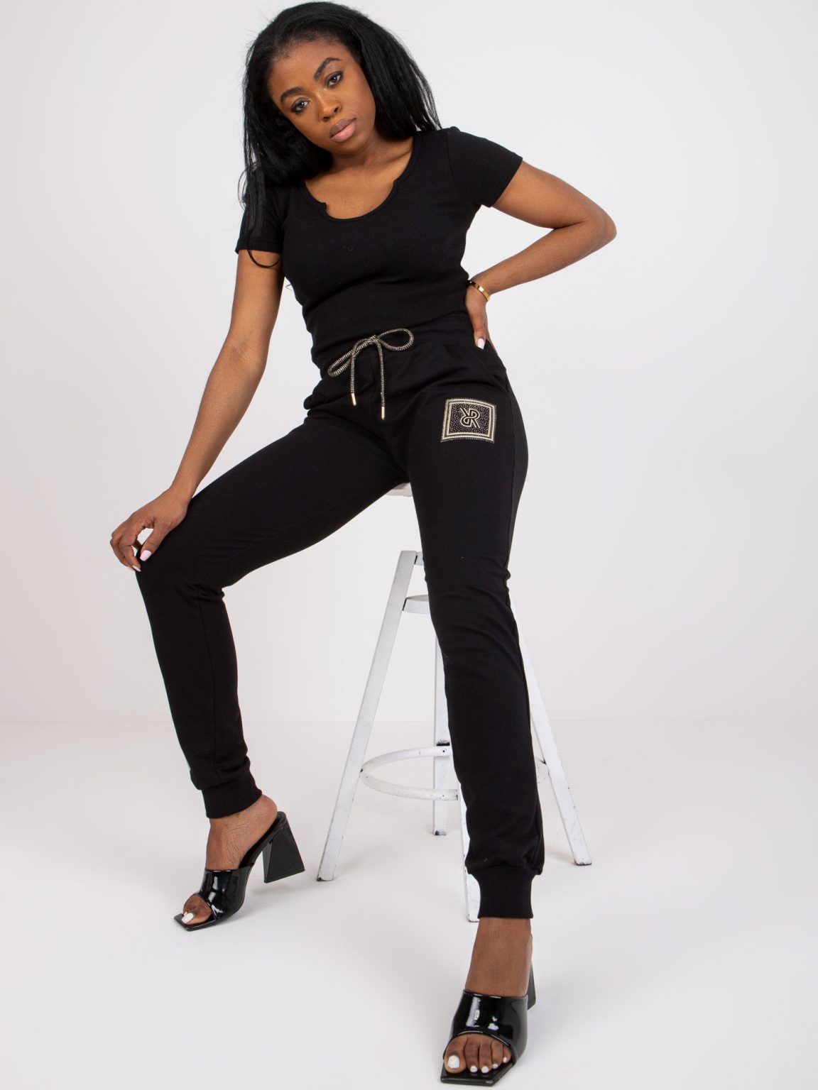 Hurtownia Czarne spodnie dresowe damskie slim fit z dżetami