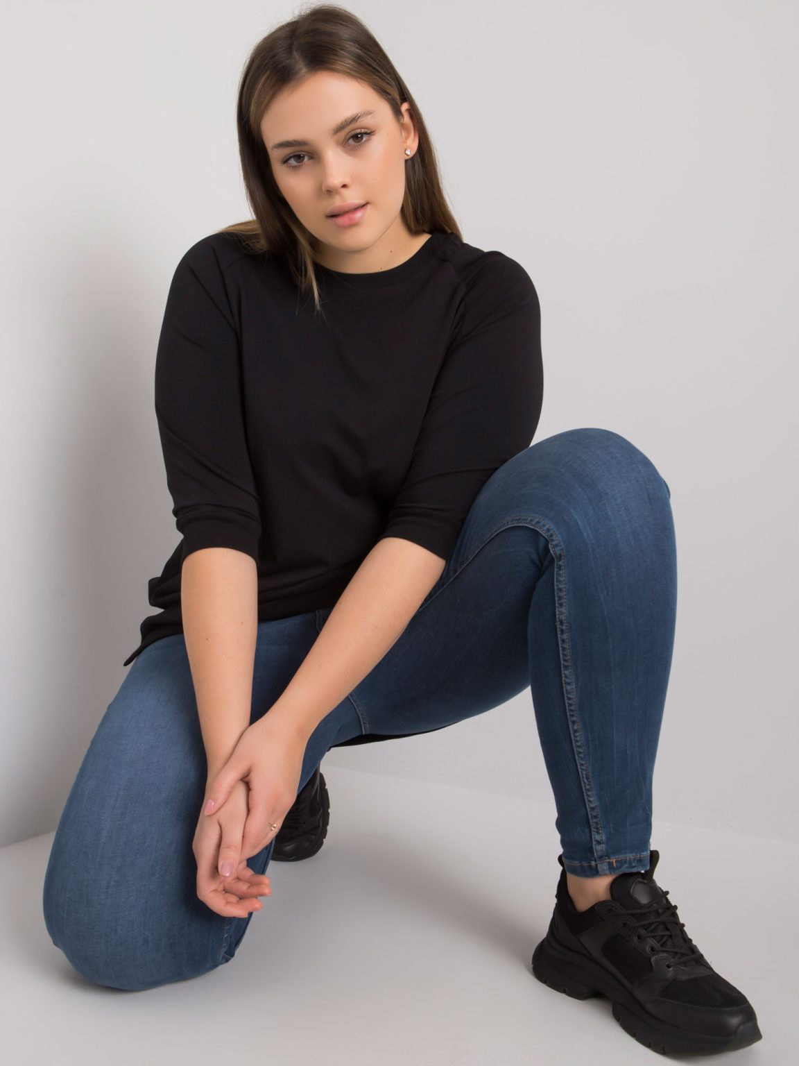 Hurtownia Czarna bluzka plus size z bawełny Emma