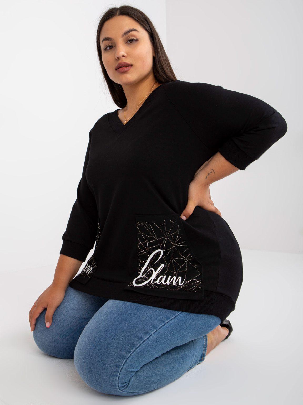 Hurtownia Czarna bawełniana bluzka plus size z kieszeniami