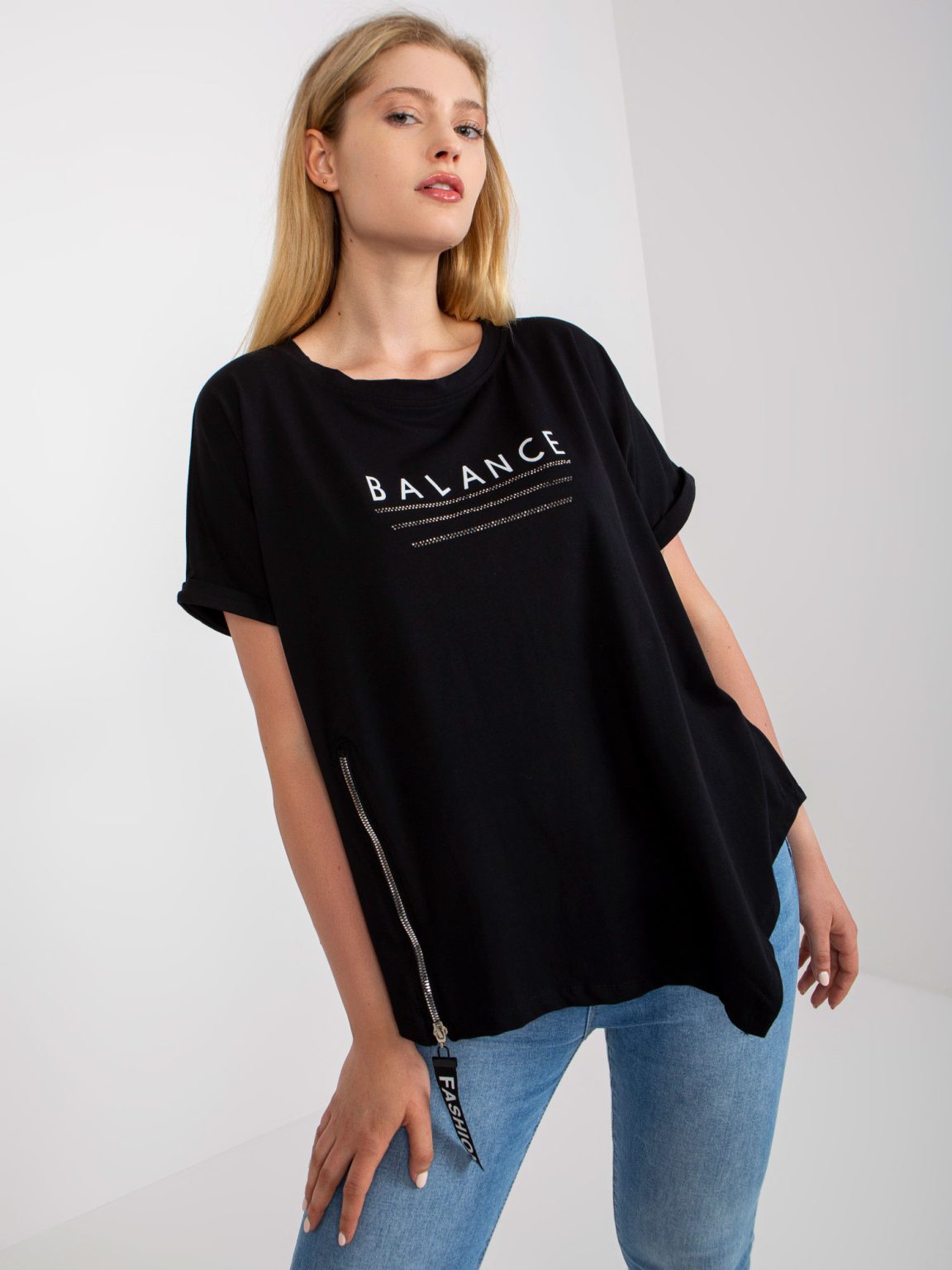 Hurtownia Czarny t-shirt plus size z aplikacją i nadrukiem