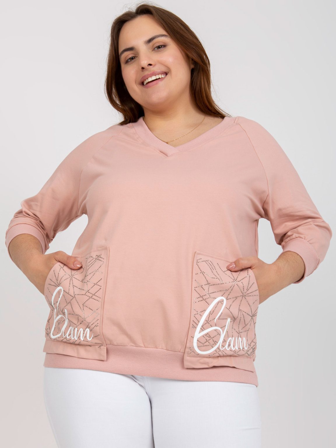 Hurtownia Brudnoróżowa bluzka plus size z aplikacją i napisami