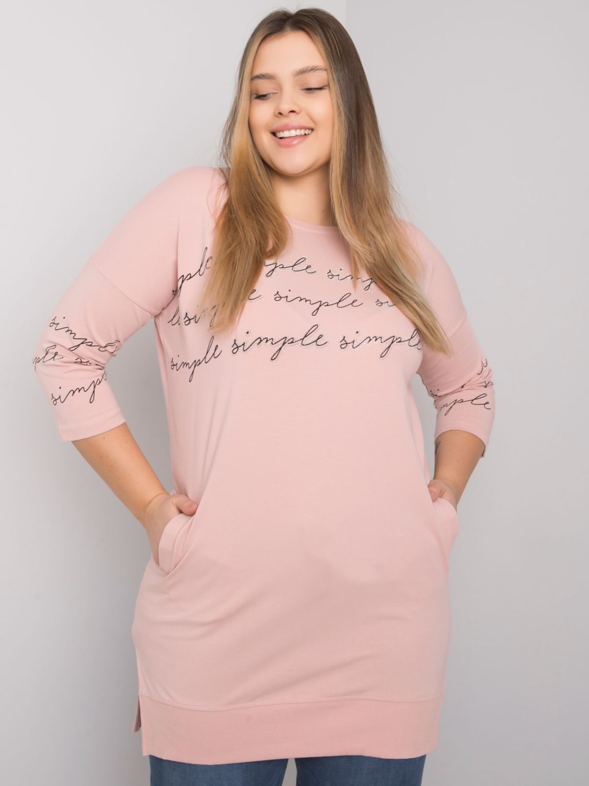 Hurtownia Brudnoróżowa bluzka plus size z printami Lily