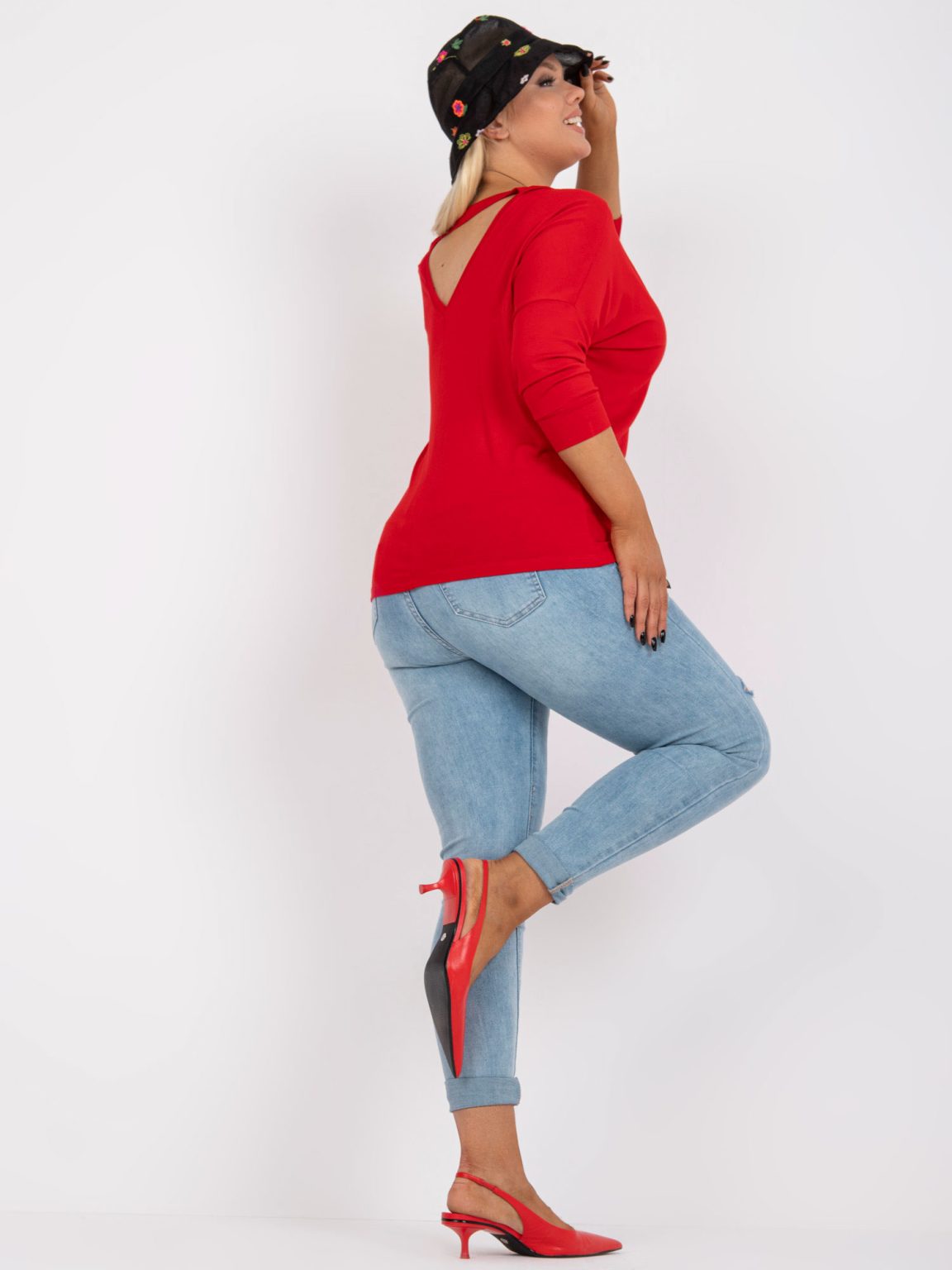 Hurtownia Czerwona bluzka plus size z dekoltem na plecach Gloria