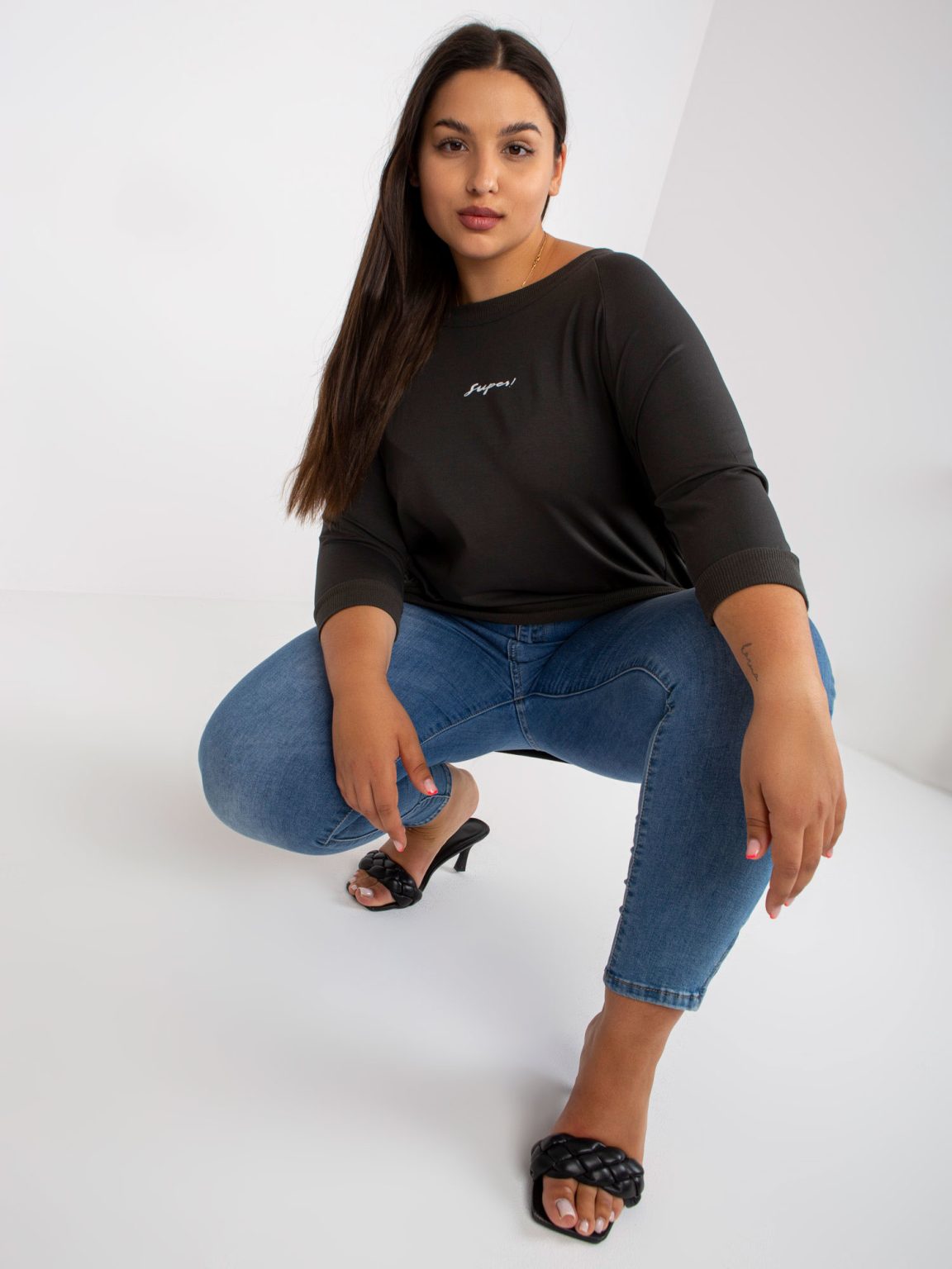 Hurtownia Khaki gładka bluzka plus size z małym nadrukiem