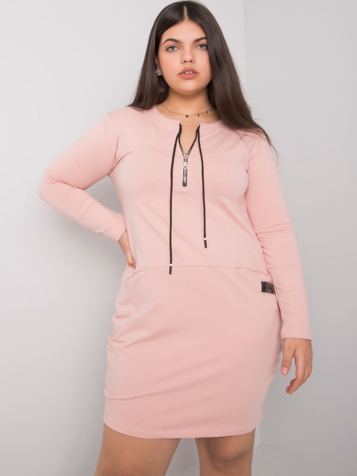 Hurtownia Brudnoróżowa sukienka plus size z kieszeniami Alessia