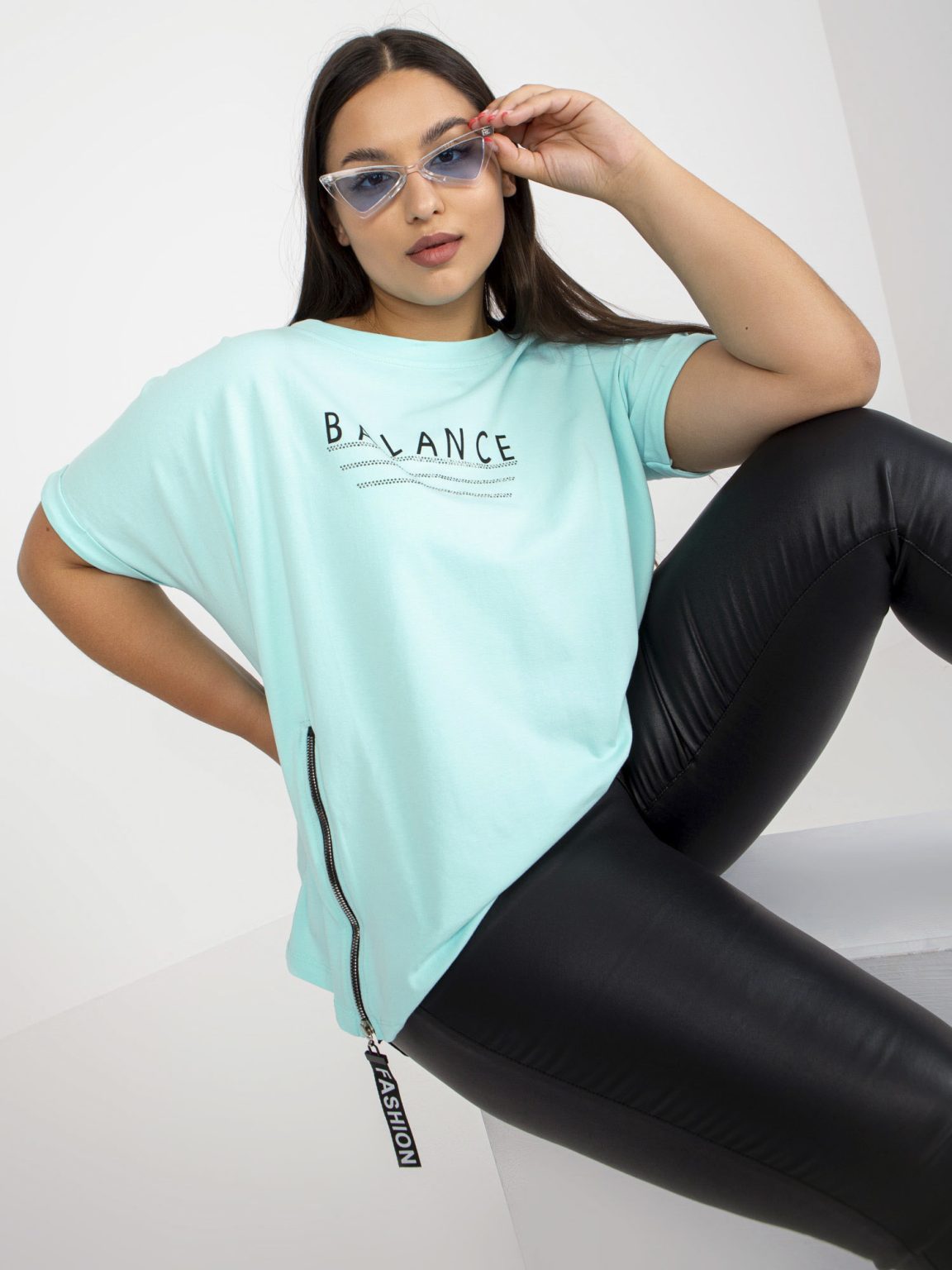 Hurtownia Miętowy bawełniany t-shirt plus size z aplikacją