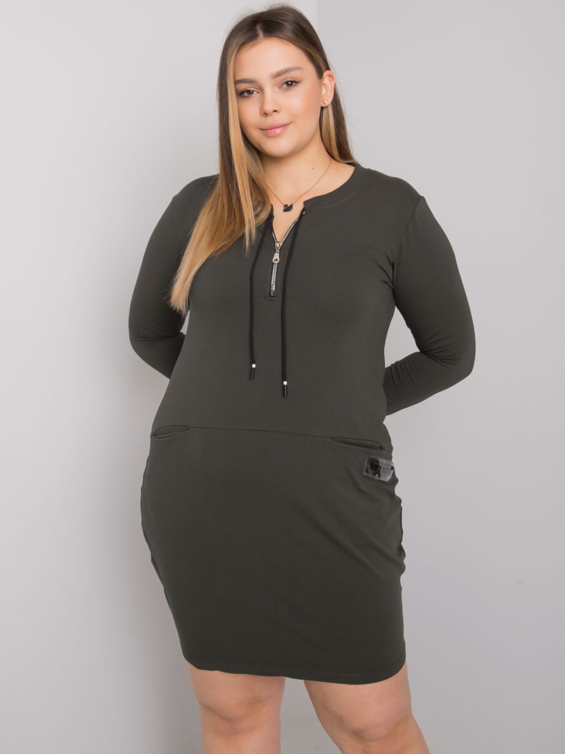 Hurtownia Khaki sukienka plus size z kieszeniami Alessia