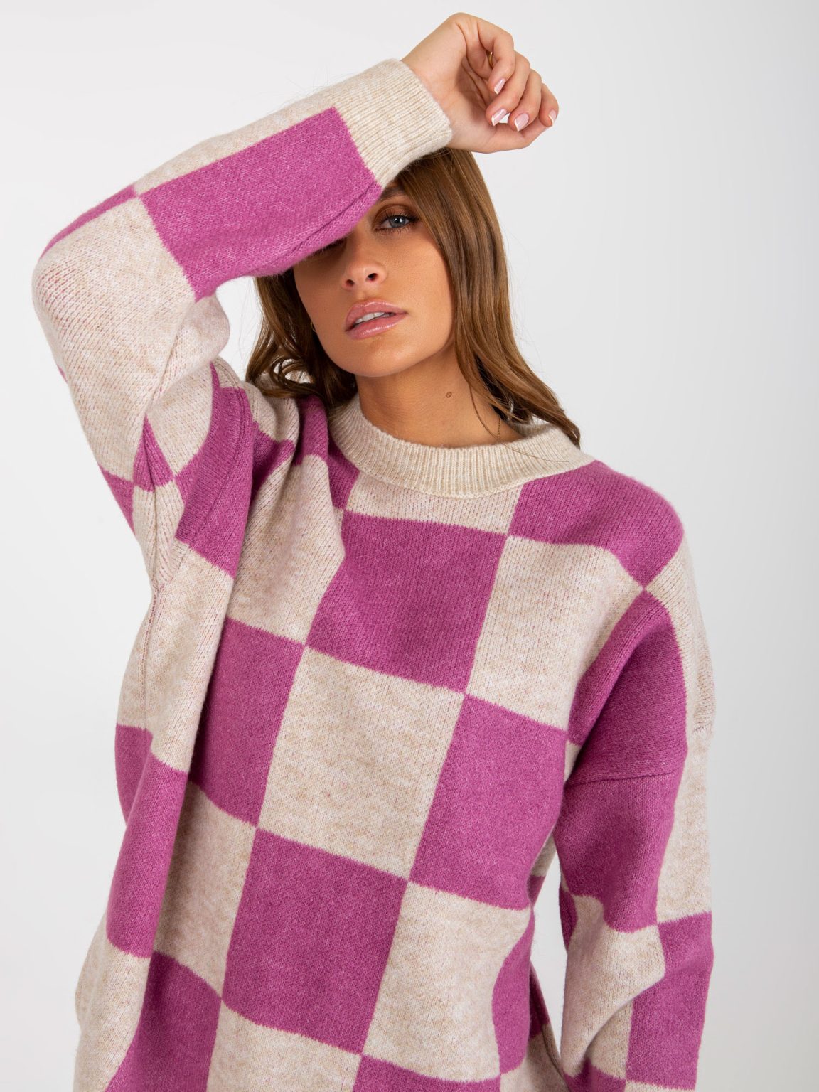 Hurtownia Fioletowo-beżowy sweter oversize w geometryczny wzór