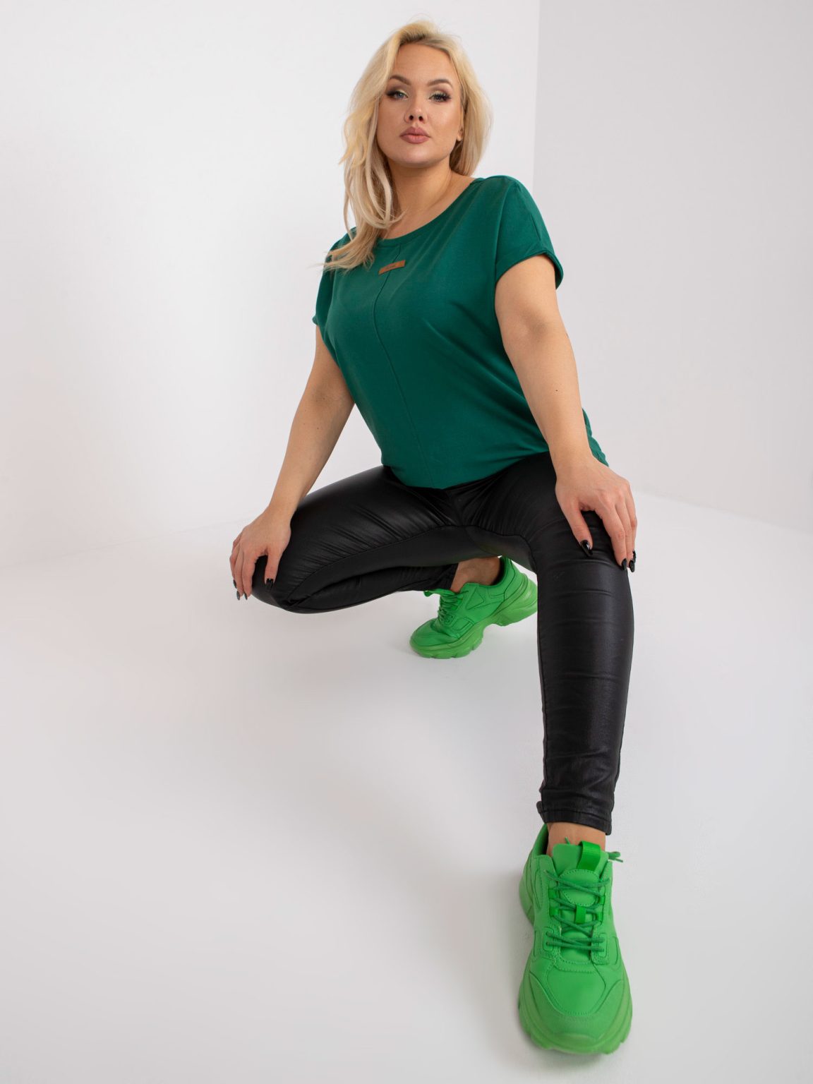 Hurtownia Ciemnozielona codzienna bluzka plus size basic z bawełny